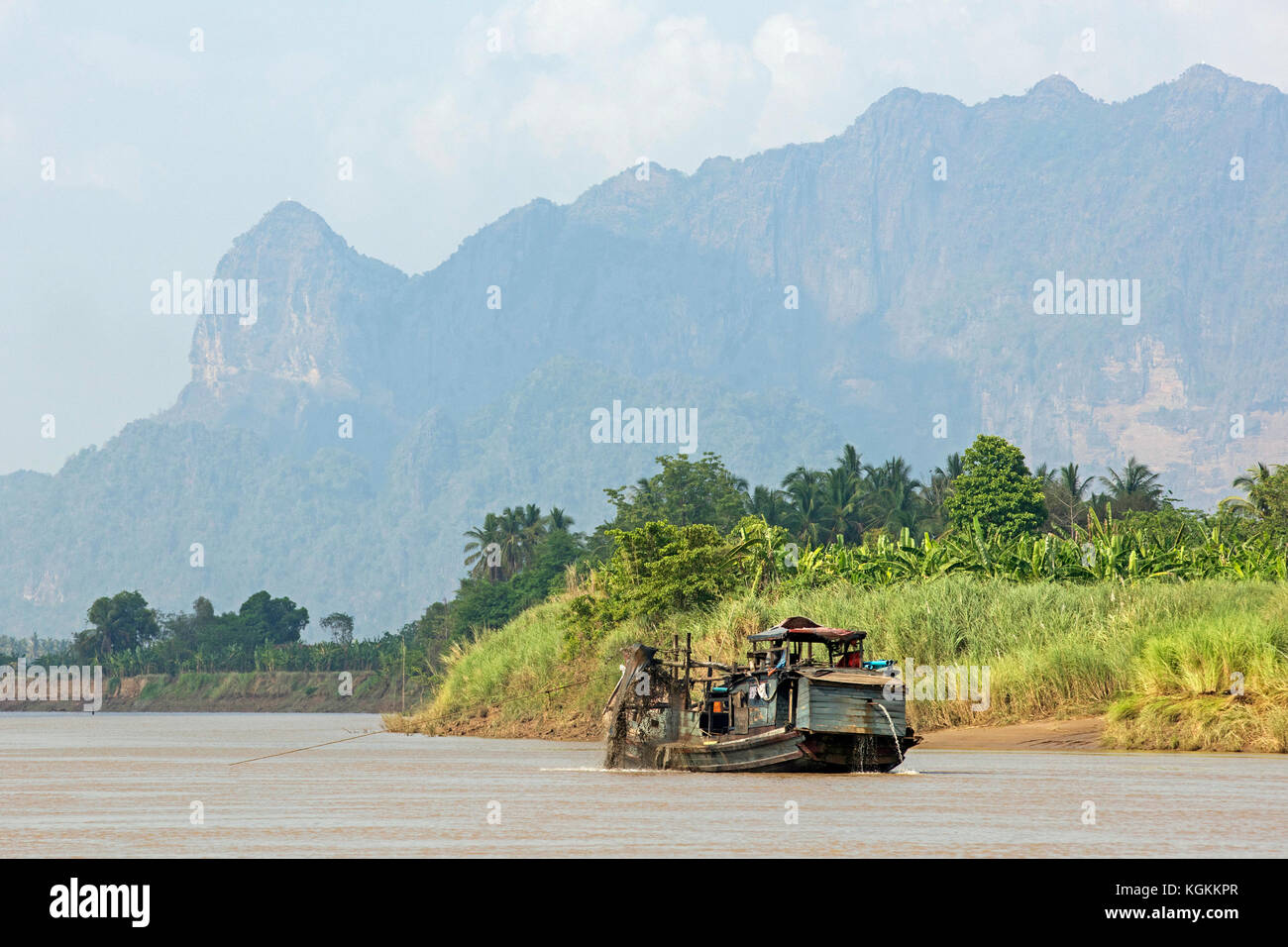 Montagnes karstiques et drague en bois bateau de dragage du fleuve Salween / thanlwin river près de hpa-an, kayin state / l'État karen, myanmar / Birmanie Banque D'Images