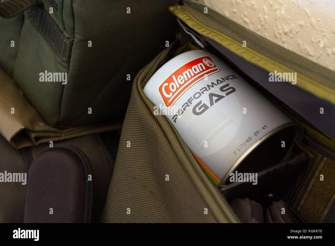 Close up de certains sacs paniers prêt pour le camping avec une cartouche  de gaz Coleman visible sur le rendement Photo Stock - Alamy