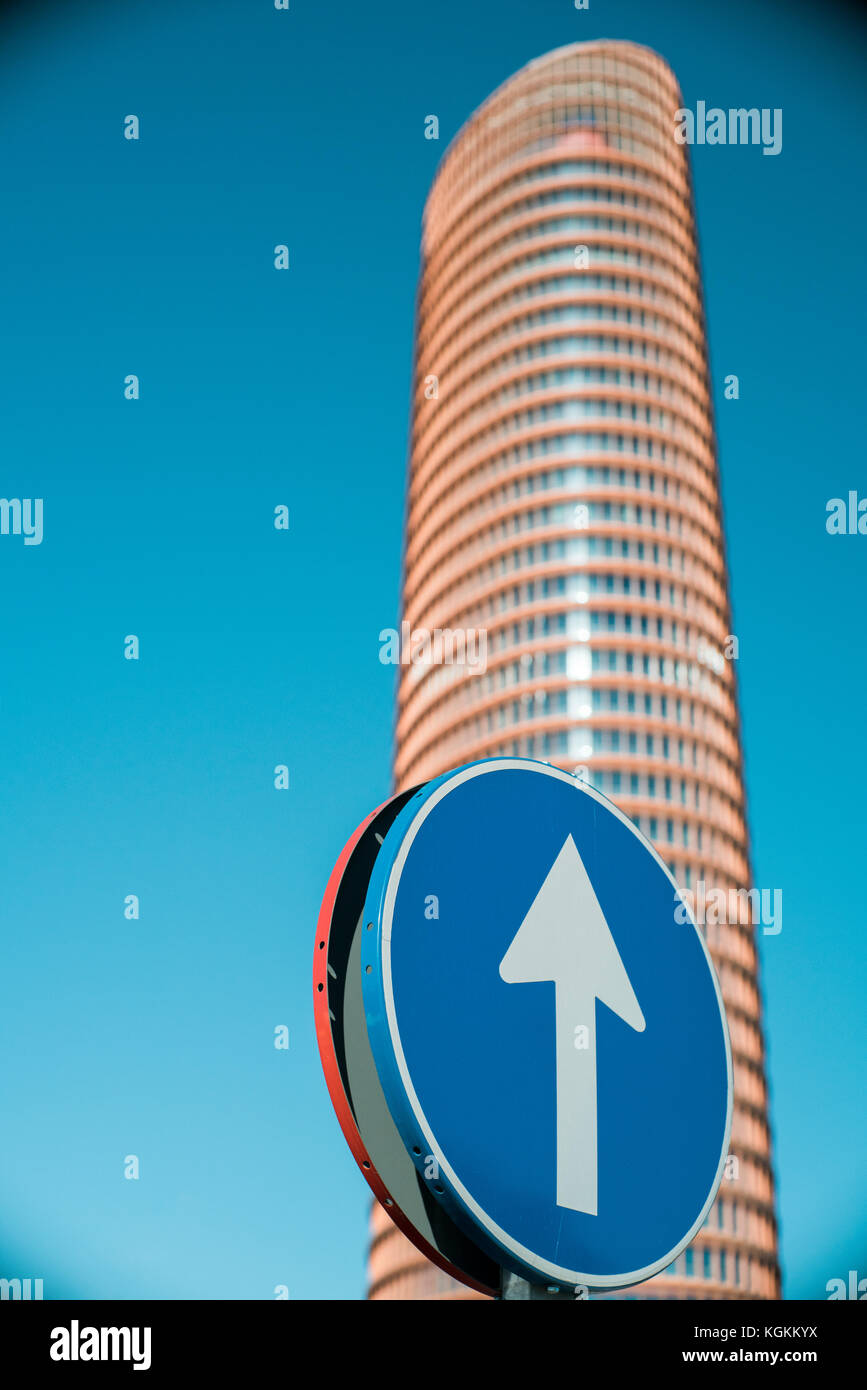 Signe de la circulation en face de gratte-ciel torre sevilla, Séville, Espagne Banque D'Images