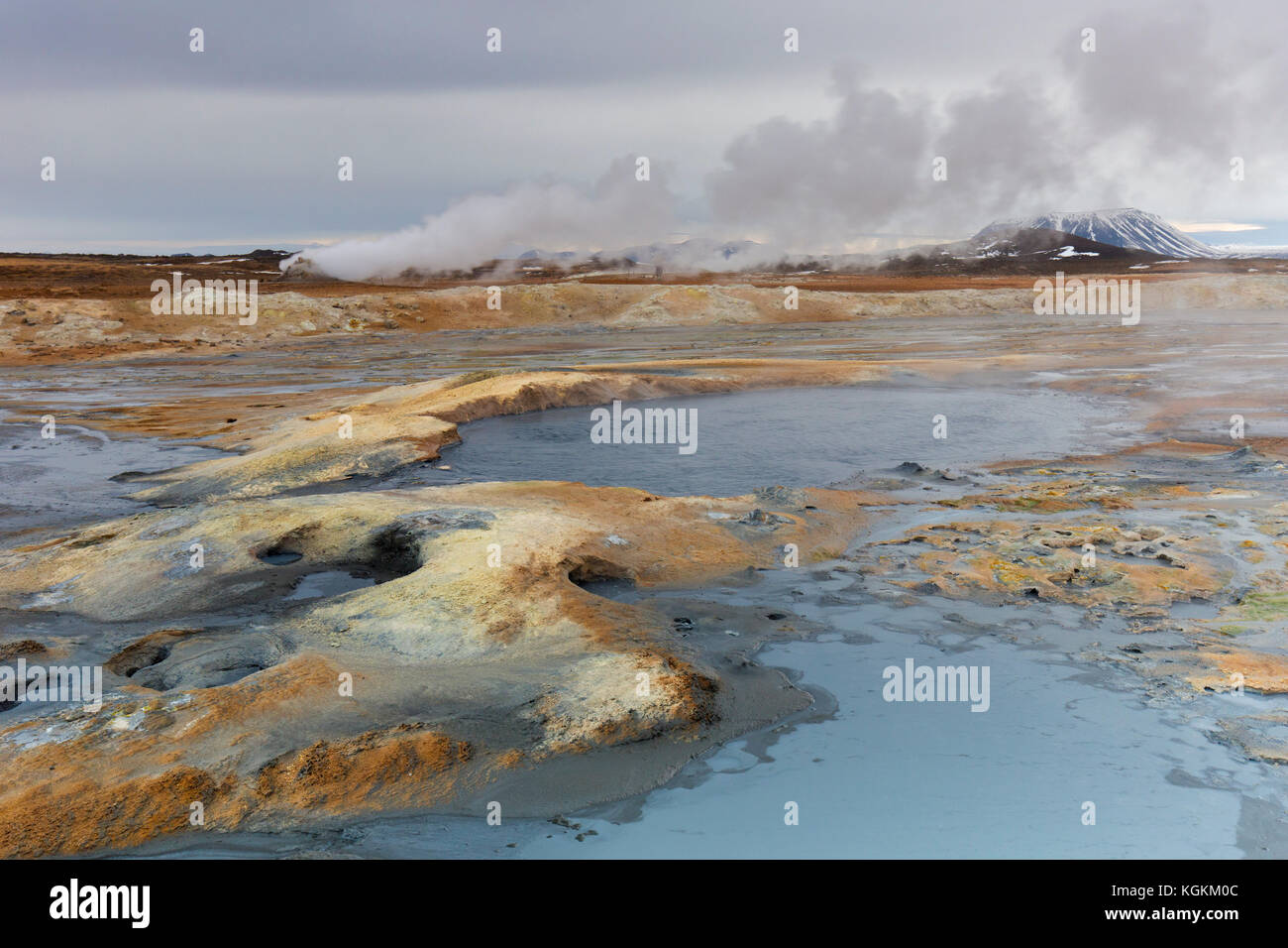 Des projections chaudes et des fumeroles à vapeur à Hverir, zone géothermique près de Námafjall, Norðurland eystra / Nordurland eystra, Islande Banque D'Images