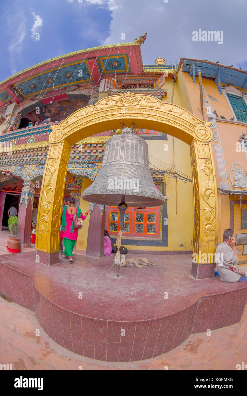 Katmandou, Népal, 15 octobre 2017 : bell énorme sous une structure or lapidée à Katmandou stupa boudhanath boudha en ville, Népal Banque D'Images