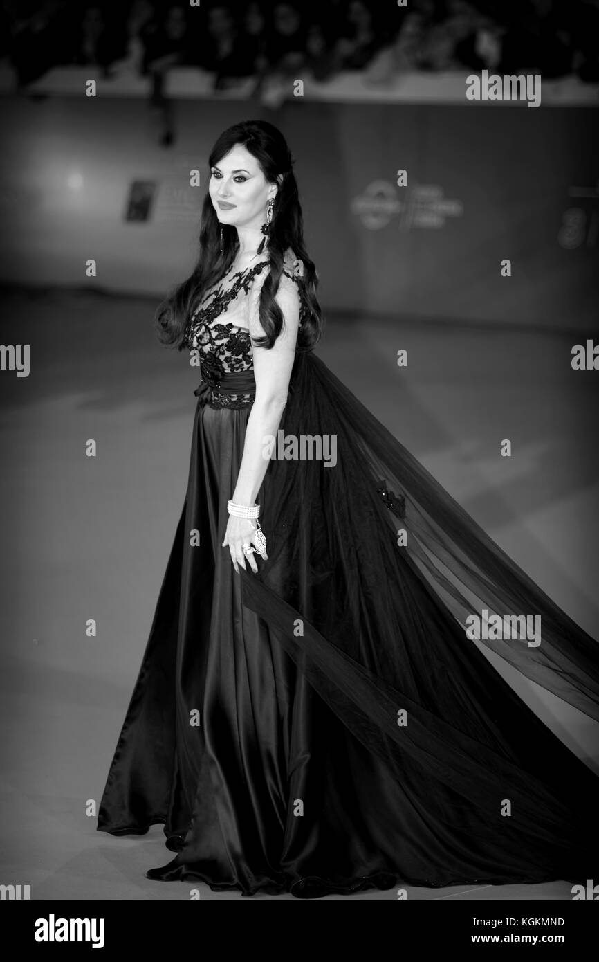 ROME, ITALIE - OCTOBRE 28 : Isabelle Adriani marche sur un tapis rouge pour "Stronger" lors du 12ème Festival du film de Rome à l'Auditorium Parco Della Musica en octobre Banque D'Images