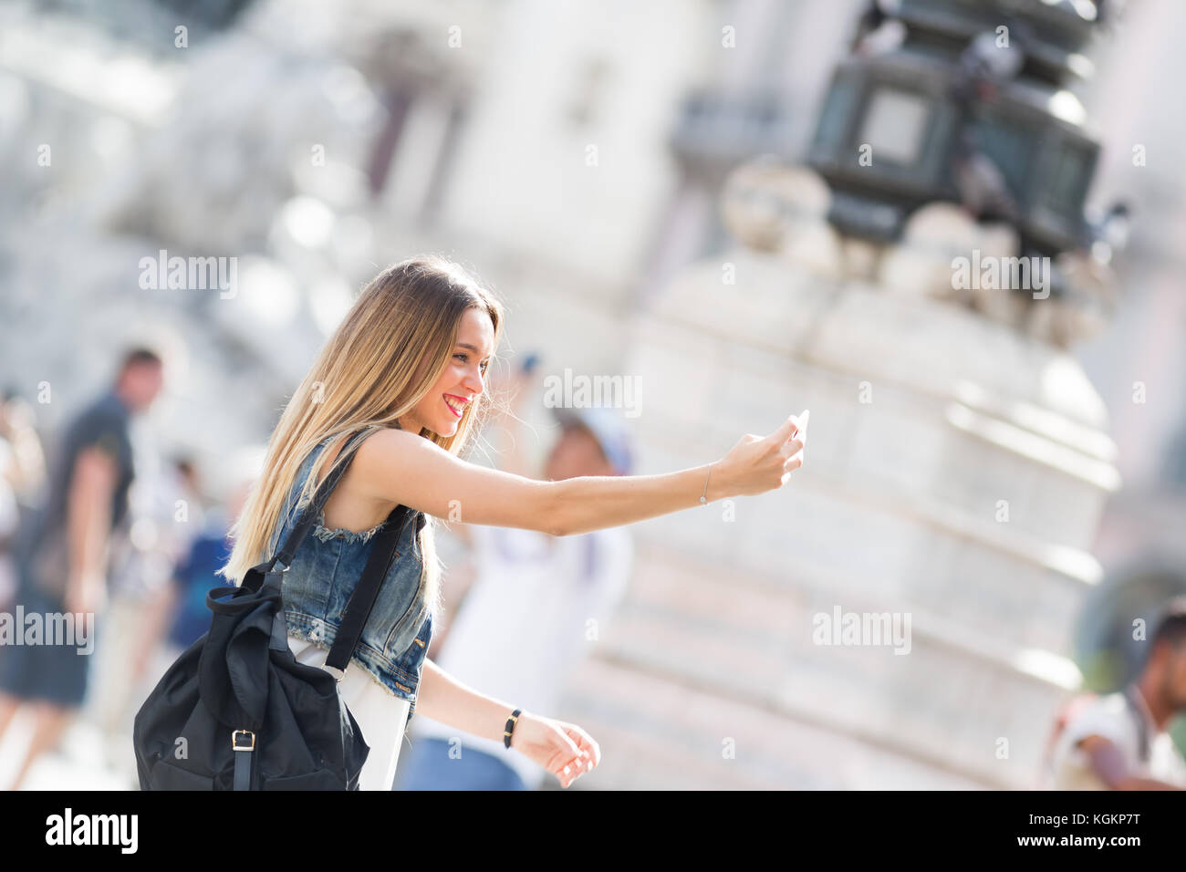 Jolie adolescente touristiques prenant une photo avec son téléphone mobile. Photo prise à Milan, Italie Banque D'Images