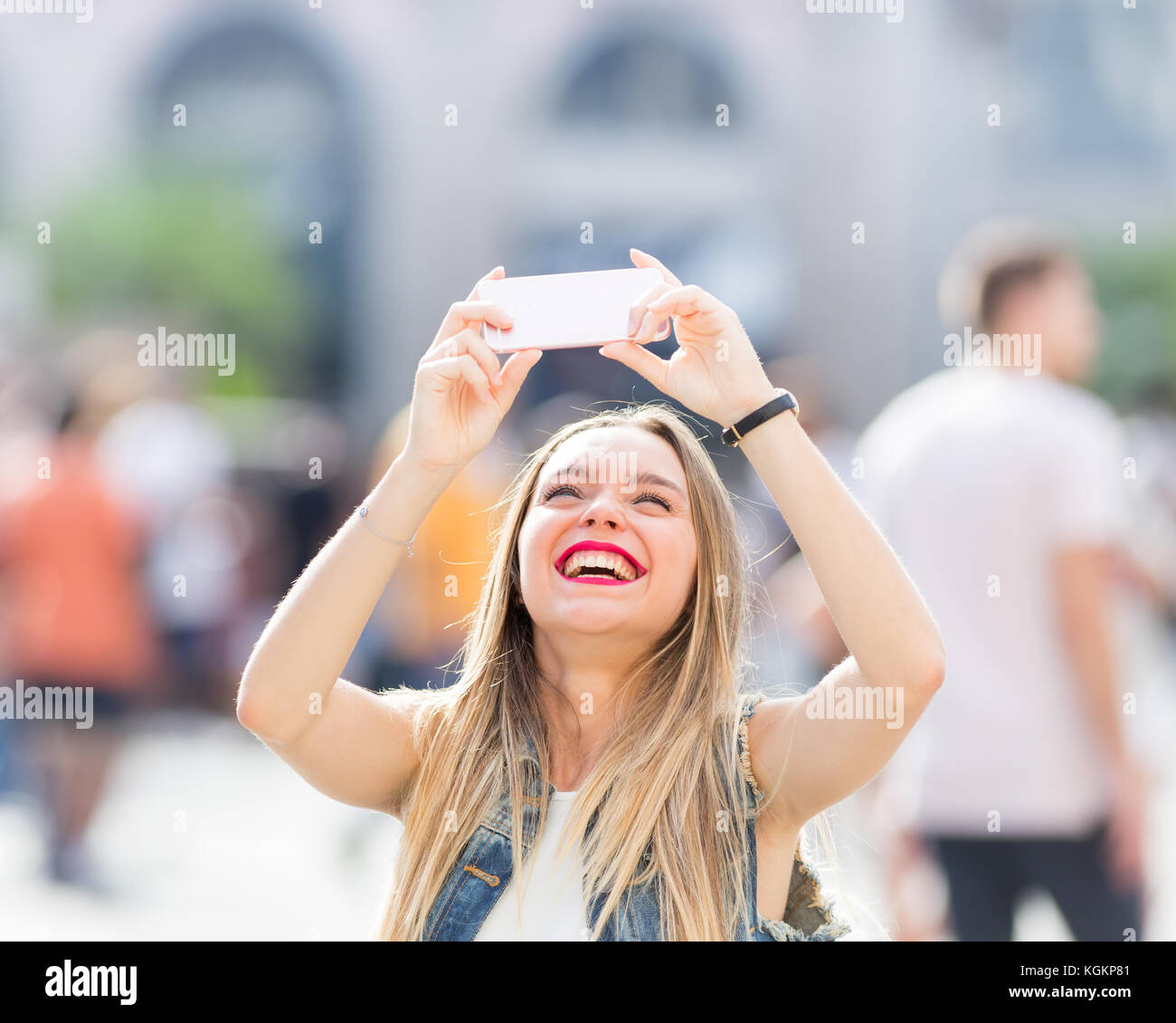Jolie adolescente touristiques prenant une photo avec son téléphone portable Banque D'Images