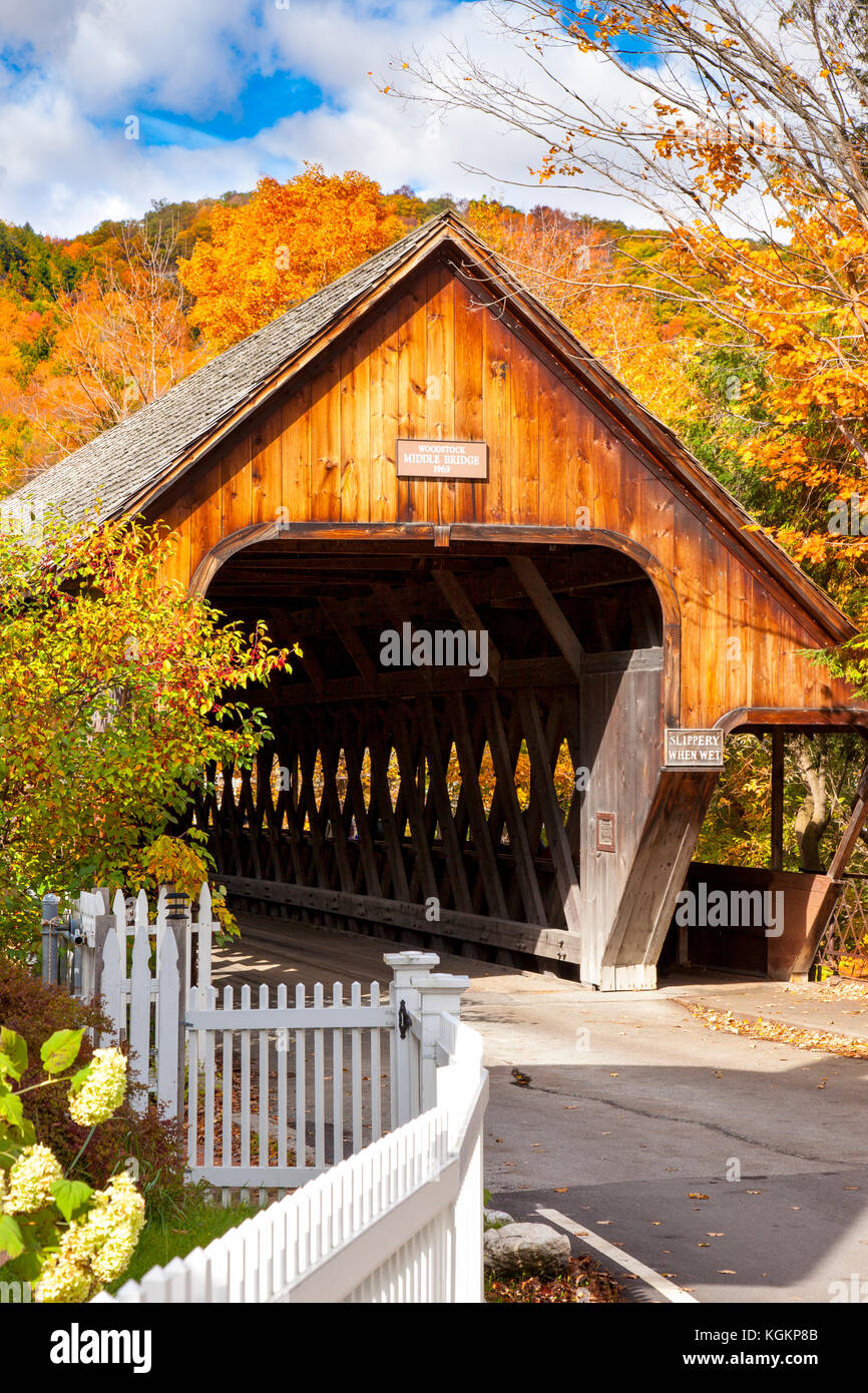 À l'automne au milieu couvert Pont dans Woodstock, Vermont, Etats-Unis Banque D'Images
