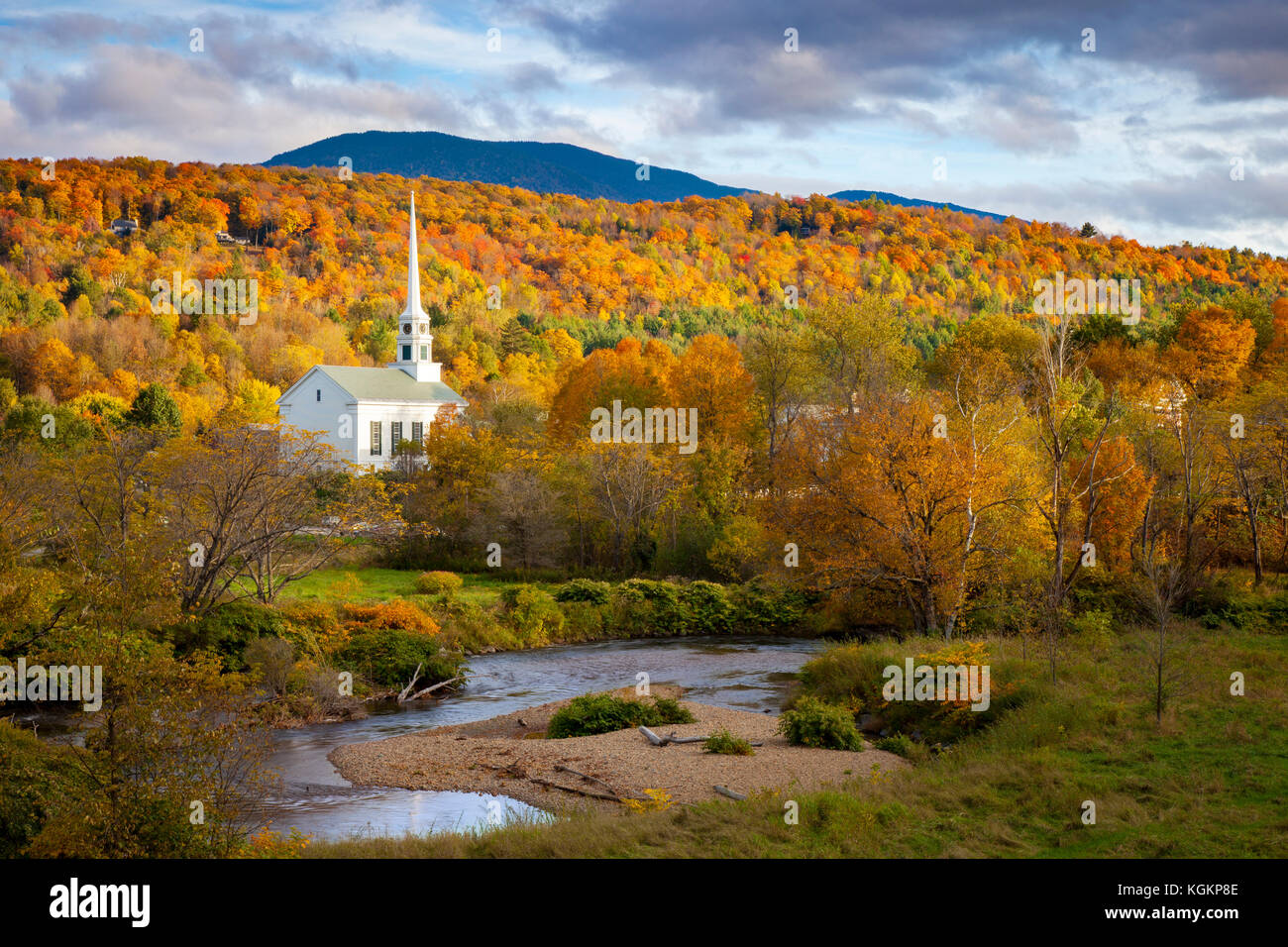 Vue d'automne de l'église communautaire de Stowe, Vermont, Etats-Unis Banque D'Images