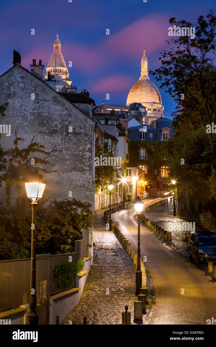 Route menant jusqu'à la colline à travers Montmartre vers Basilique du Sacré-Cœur, Paris France Banque D'Images
