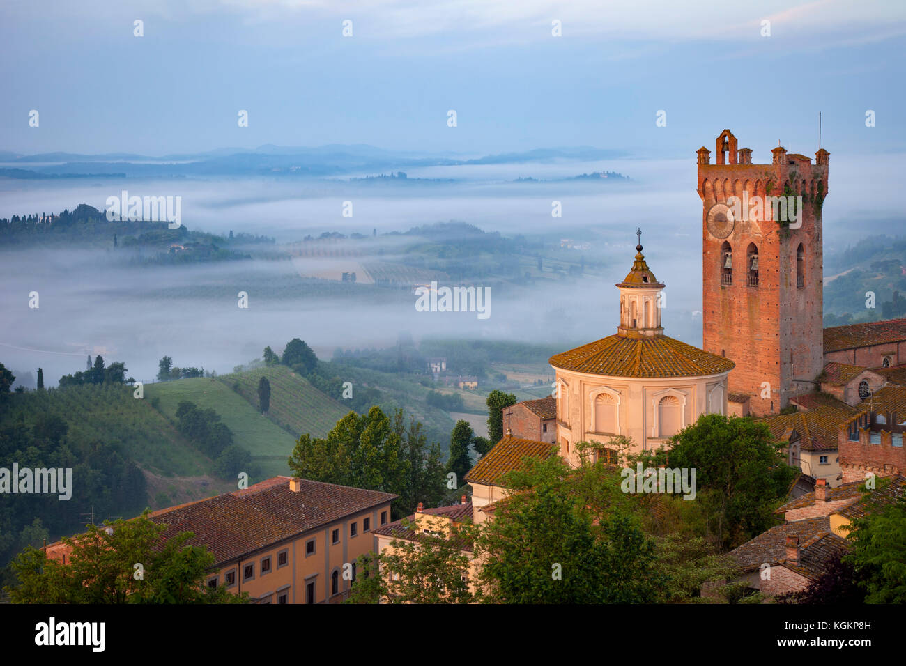 Lever de soleil sur Misty Cattedrale di Santa Maria Assunta e di San Genesio et la ville médiévale de San Miniato, en Toscane, Italie Banque D'Images