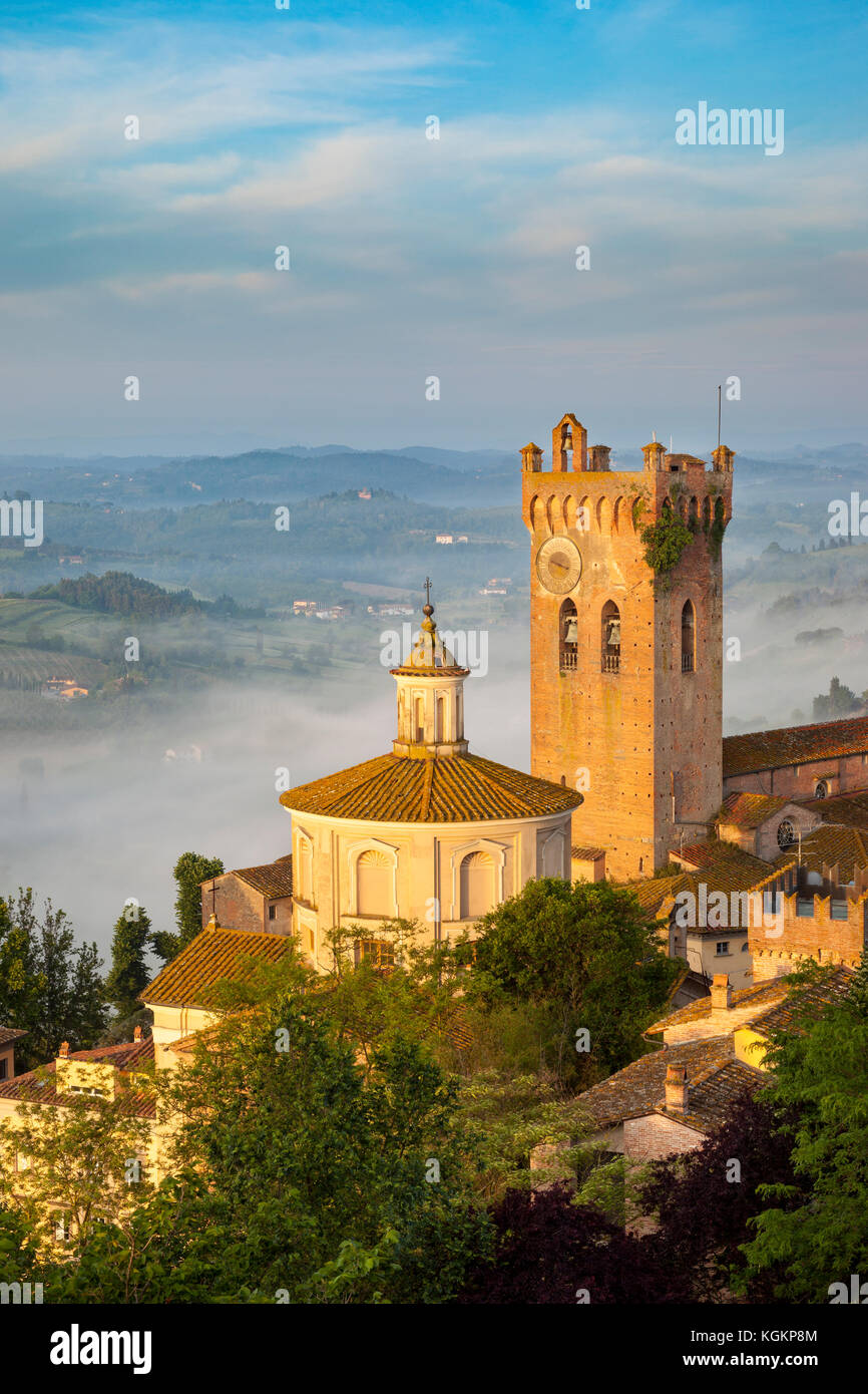 Lever de soleil sur Misty Cattedrale di Santa Maria Assunta e di San Genesio et la ville médiévale de San Miniato, en Toscane, Italie Banque D'Images