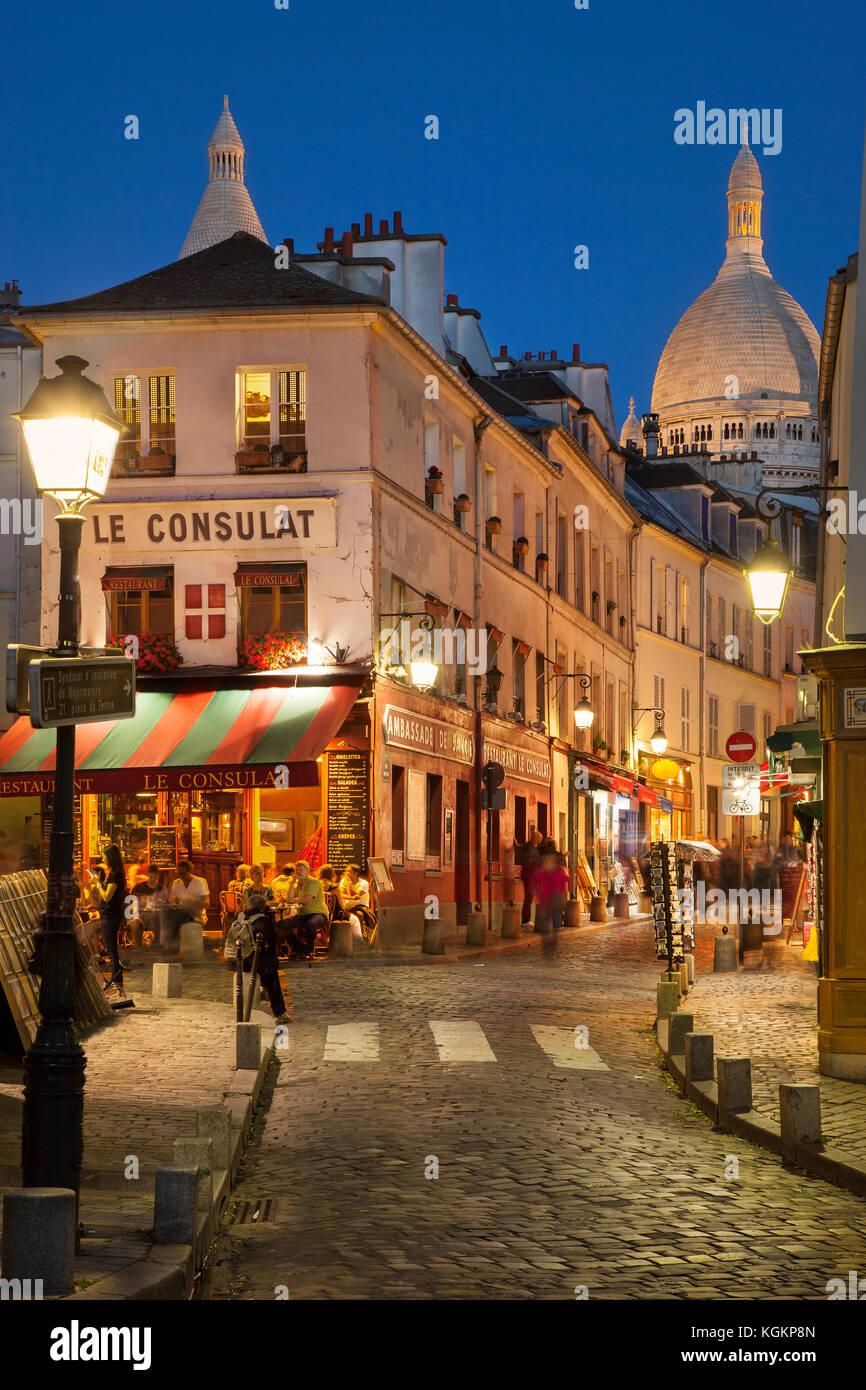 Crépuscule dans les rues pavées de Montmartre avec tour de Basilique du Sacré Cœur, au-delà, Paris France Banque D'Images