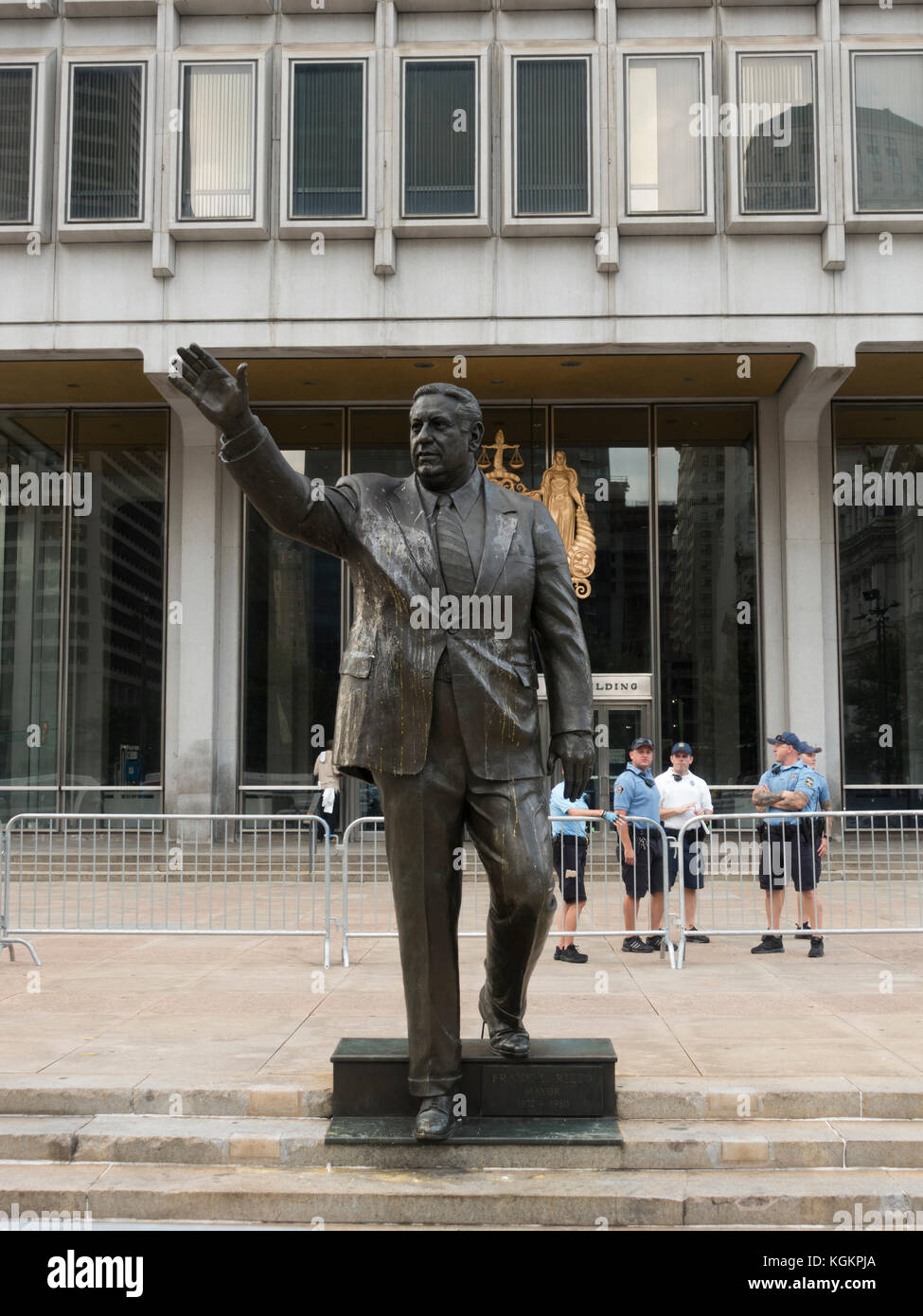 Le dégradé (avec des oeufs) statue de l'ancien maire et commissaire de police Frank Rizzo à l'extérieur de l'édifice des Services municipaux, Philadelphia, PA, USA. Banque D'Images