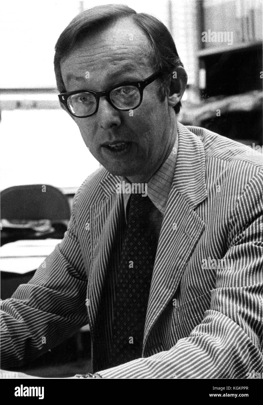 Photographie franche de Stewart Holding Hulse Jr, psychologue expérimental et président du département de psychologie à l'Université Johns Hopkins de 1957 à 1999, et autrefois président du club Johns Hopkins, assis dans son bureau portant un blazer et des lunettes à fines rayures, taille haute, bouche ouverte, Baltimore, Maryland, 1973. () Banque D'Images