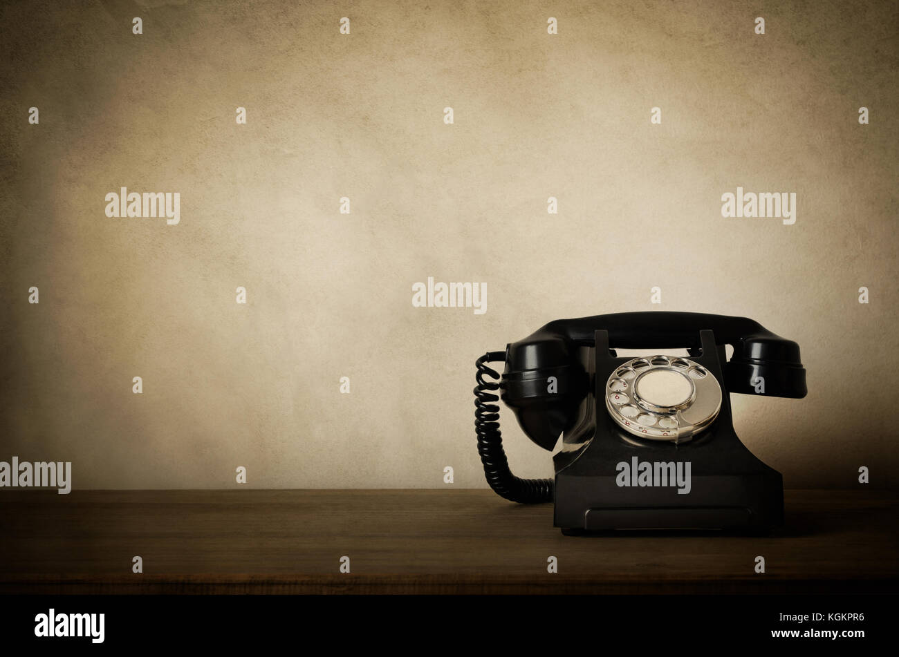 1940 noir téléphone bakélite vintage sur un bureau en bois avec personnes âgées, weathered éfauts et bords vignetted. copie d'espace au-dessus et à gauche. Banque D'Images