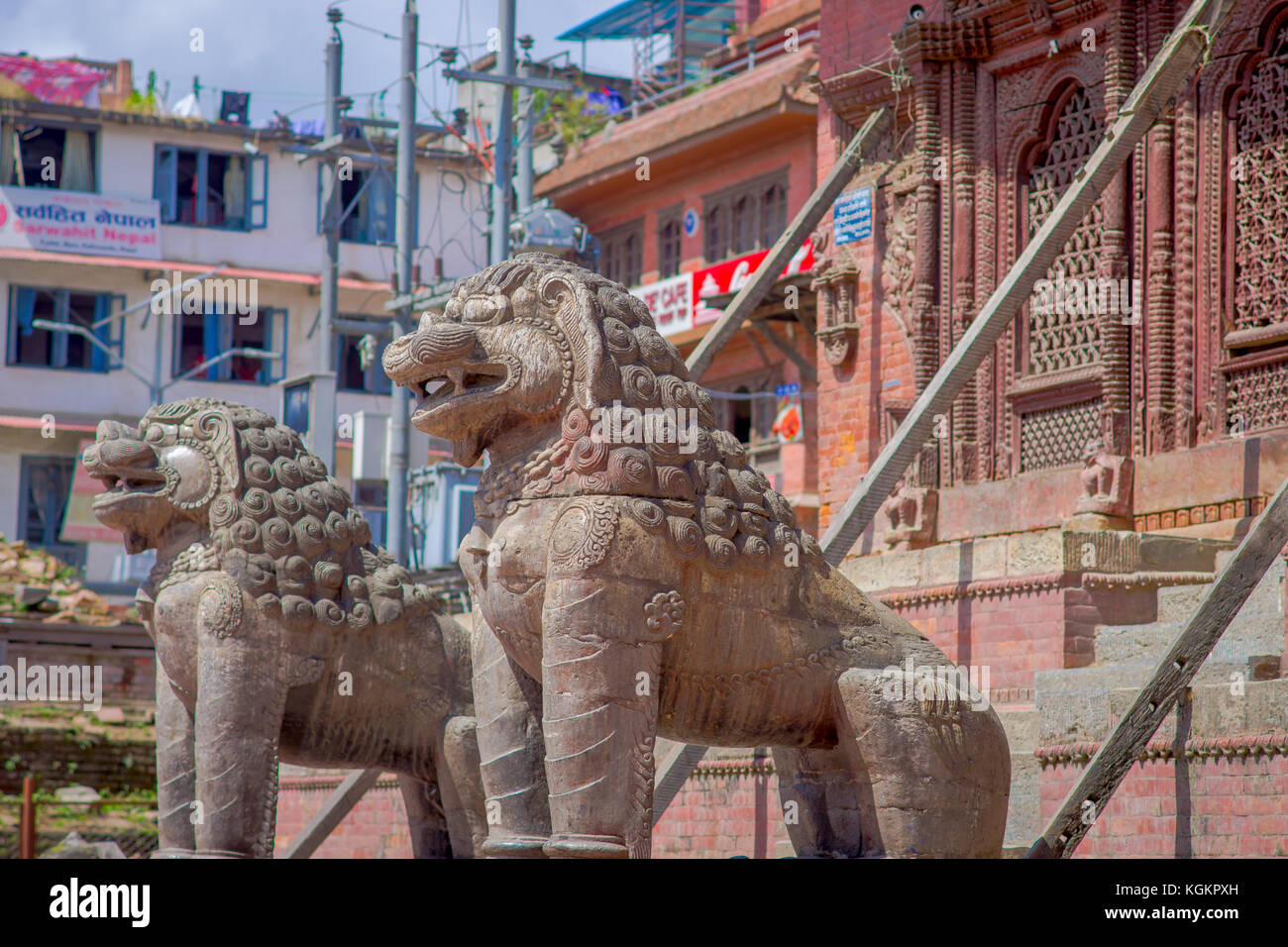 KATMANDOU, NÉPAL 15 OCTOBRE 2017 : entrée nord avec statues de lion, Changu Narayan, temple hindou, vallée de Katmandou, Népal Banque D'Images KATMANDOU, NÉPAL 15 OCTOBRE 2017 : entrée nord avec statues de lion, Changu Narayan, temple hindou, vallée de Katmandou, Népal Banque D'Images