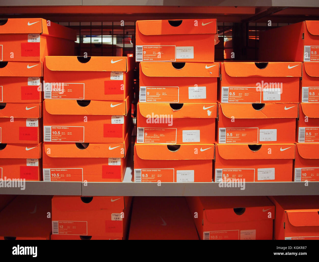 Boîtes à chaussures Nike empilées sur une étagère Photo Stock - Alamy