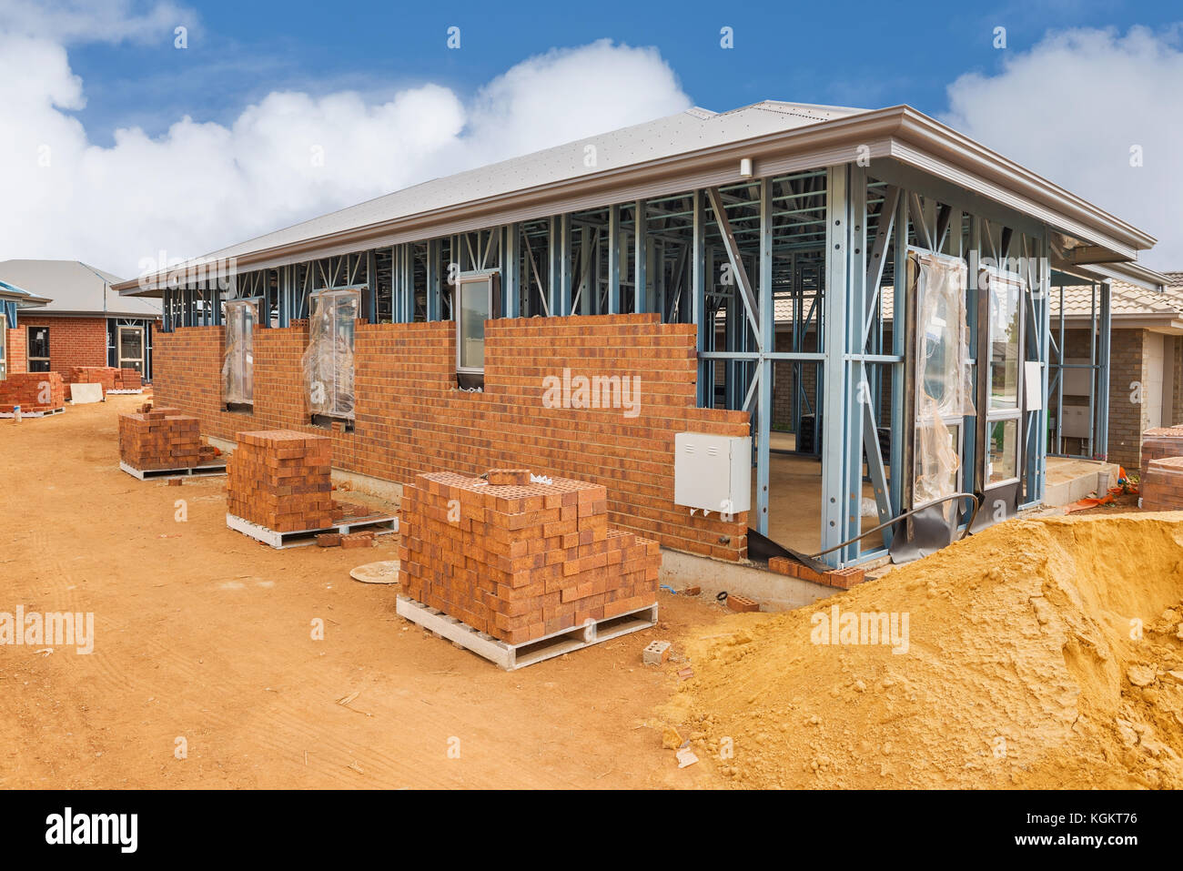 Site de construction avec les maisons de brique avec ossature de métal contre un ciel bleu.maison construction site Banque D'Images