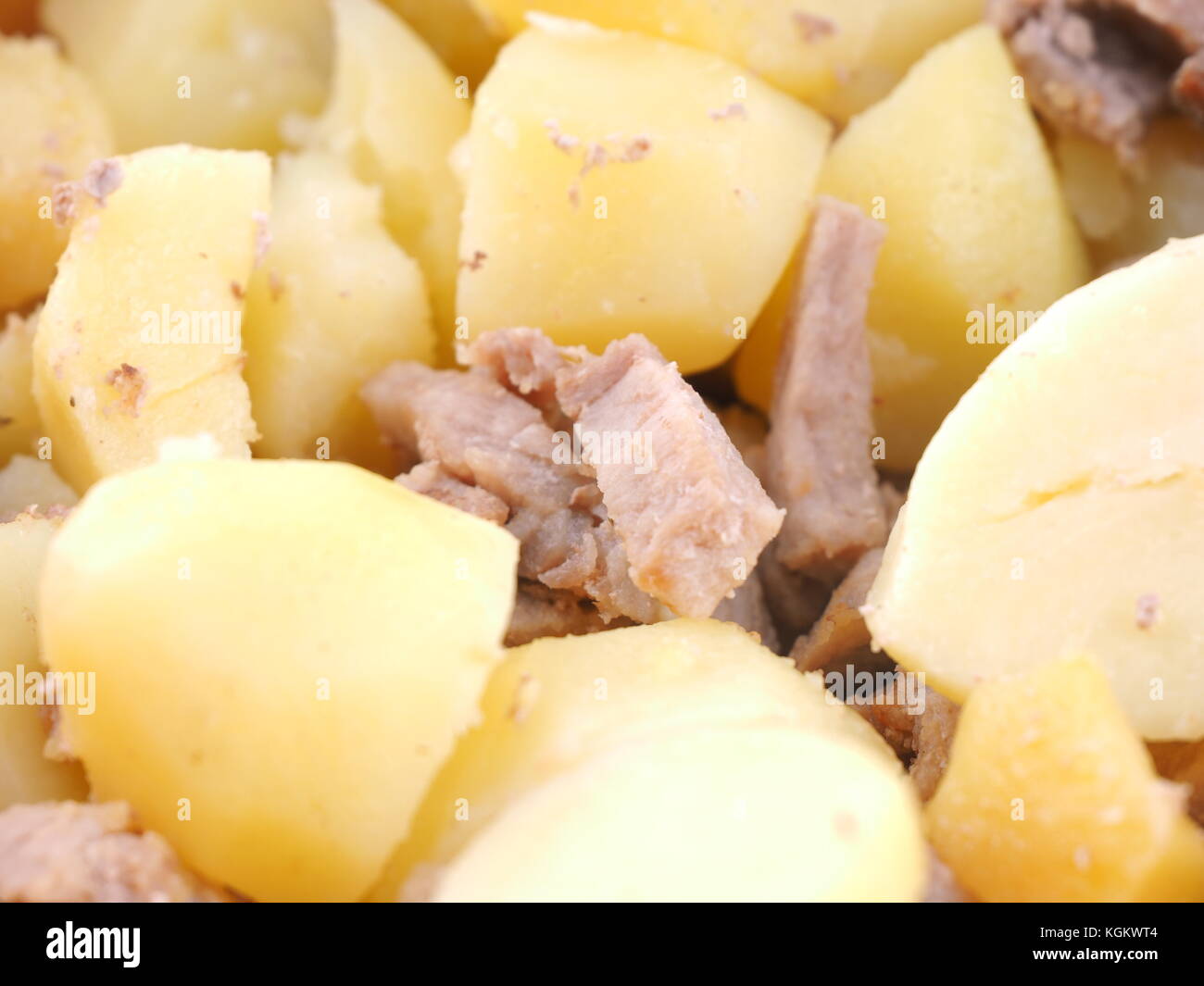 Pommes de terre sautées avec de la viande dans une poêle Photo Stock