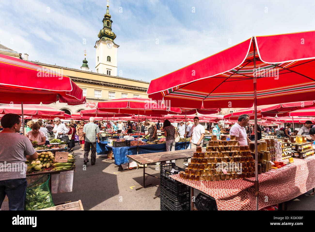 Zagreb, Croatie - août 28, 2017 : les gens boutique dans les fruits frais et vegetebles au cœur de Zagreb, capitale de la Croatie Banque D'Images