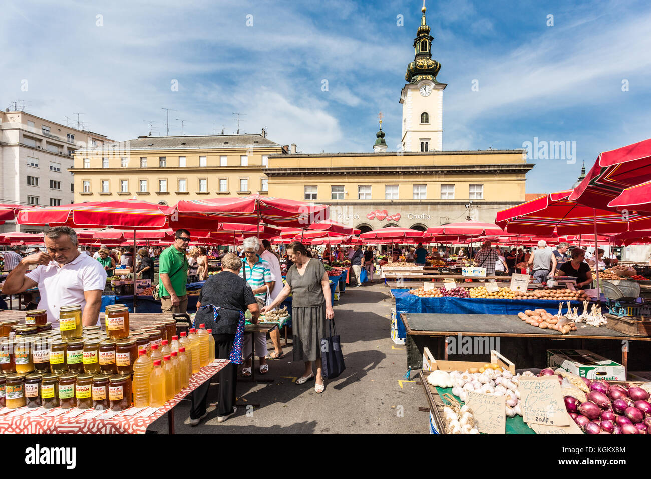 Zagreb, Croatie - août 28, 2017 : les gens boutique dans les fruits frais et vegetebles au cœur de Zagreb, capitale de la Croatie Banque D'Images