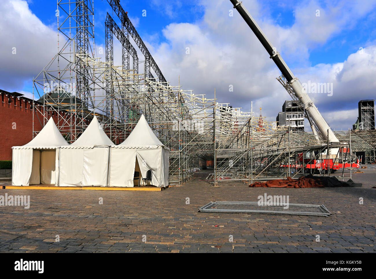 Tentes blanches sur le camp du décor la construction sur la place Rouge à Moscou en préparation pour le festival Banque D'Images