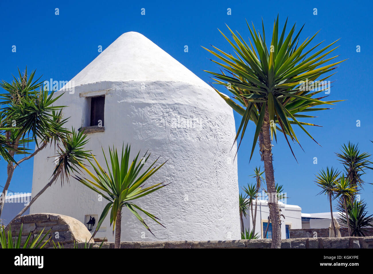 Ancien moulin transformé en résidence, Naoussa, Paros, Cyclades, Grèce, Mer Méditerranée, Europe Banque D'Images