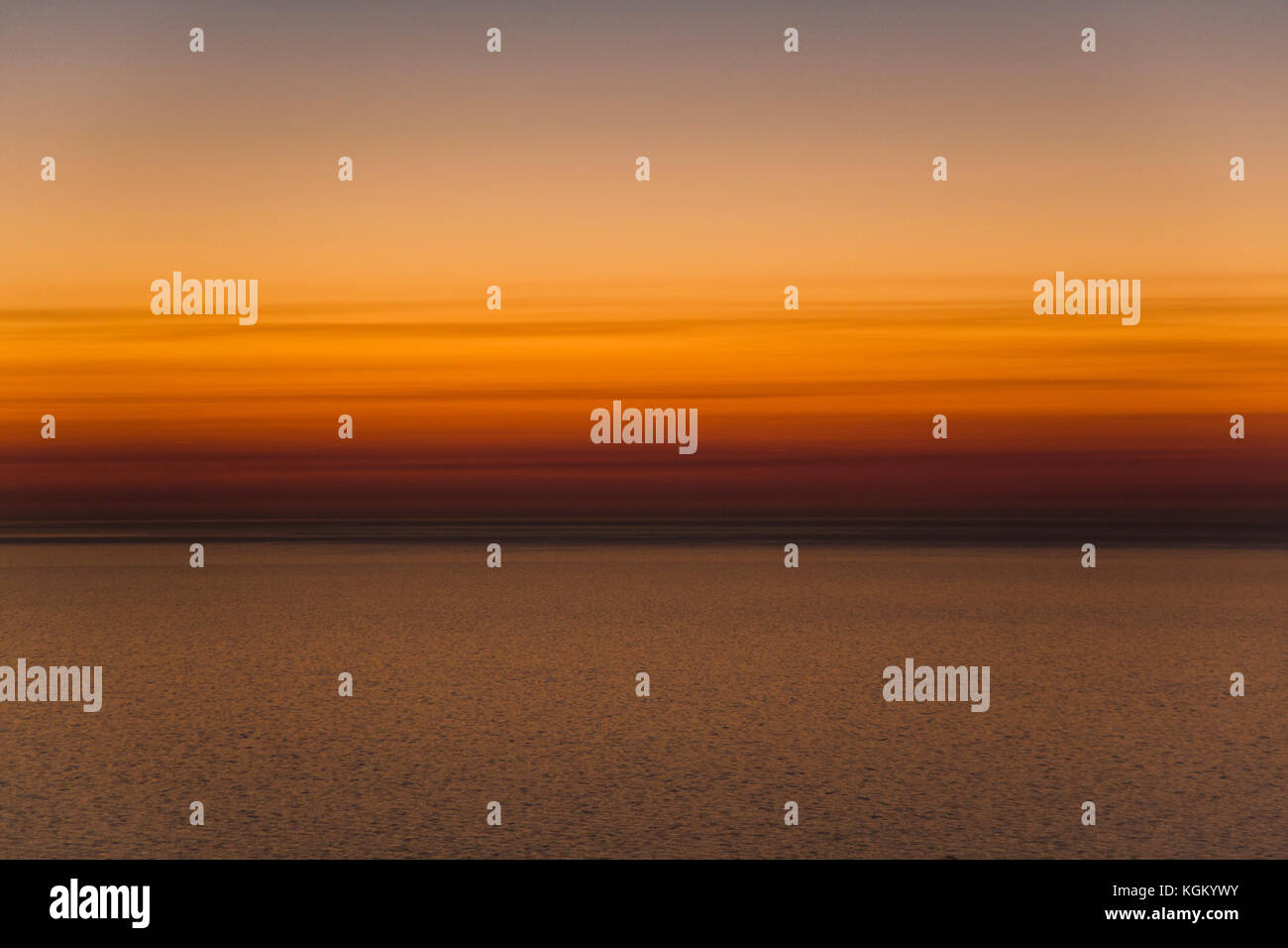 Vue panoramique sur mer contre orange ciel au coucher du soleil Banque D'Images