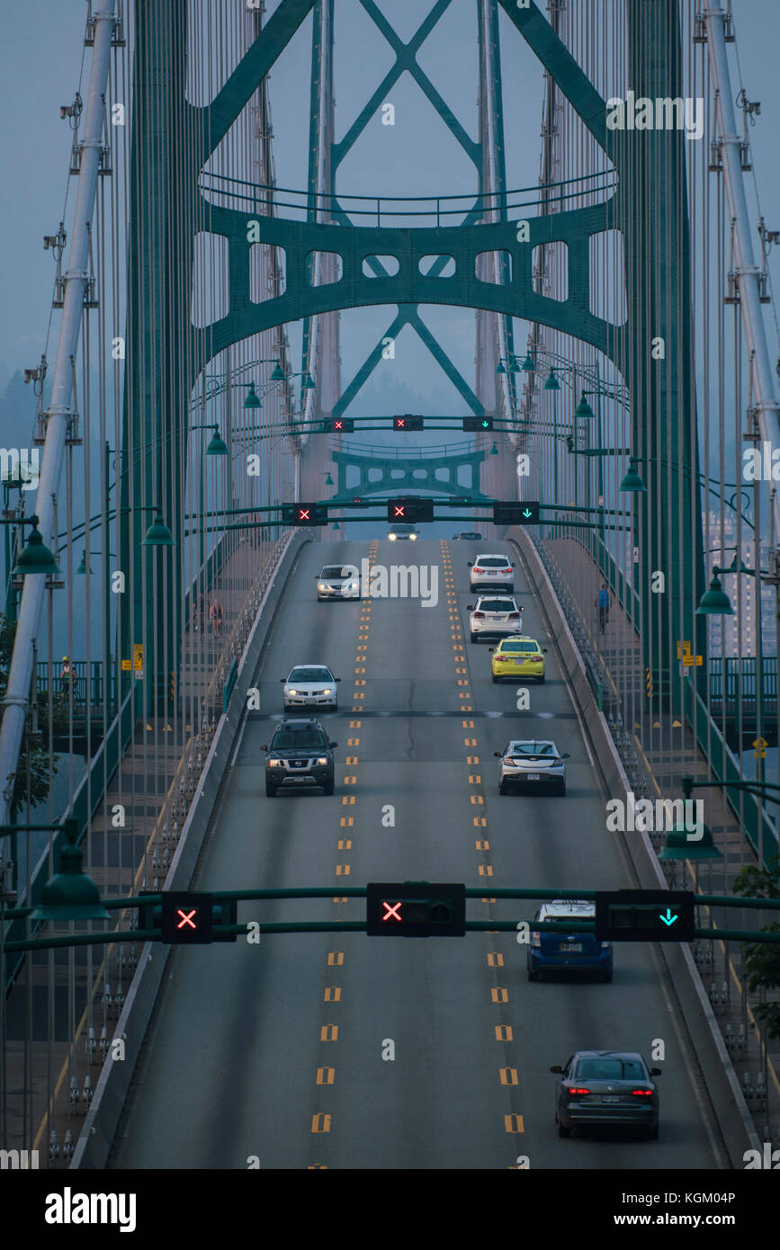 Les wagons sur bridge at Dusk Banque D'Images