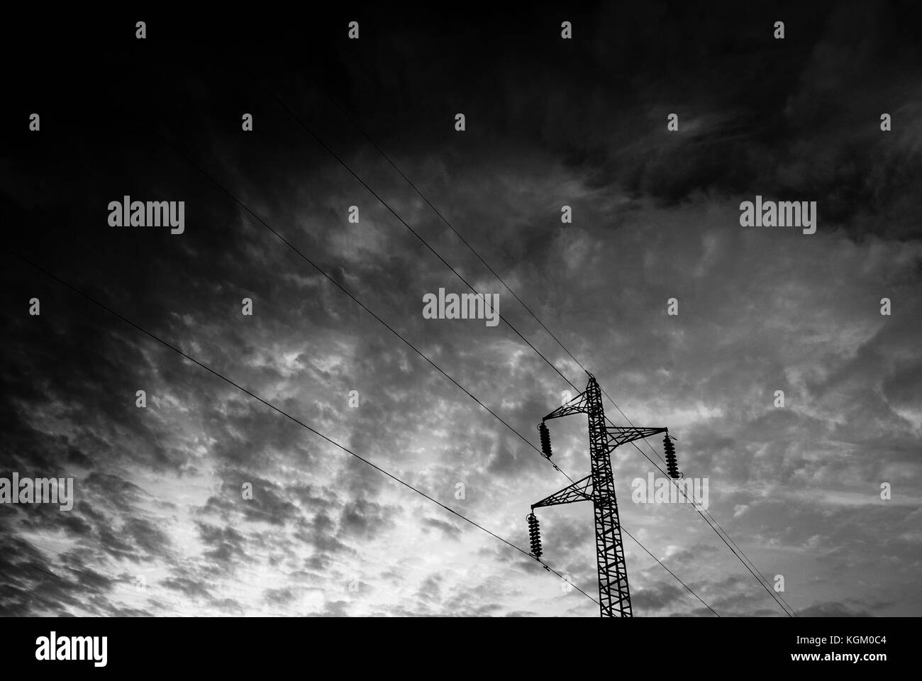 Pylône électrique et ciel dramatique - photo en noir et blanc Banque D'Images