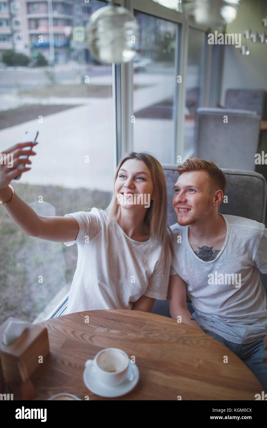 High angle view of young couple avec selfies mobile phone while sitting at restaurant Banque D'Images