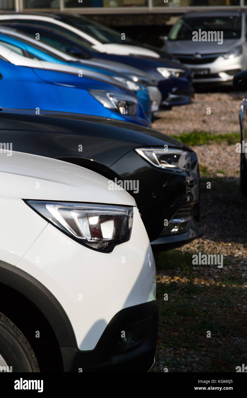 Prague, République tchèque - 5 novembre : opel voitures en face de la construction de l'affaire le 5 novembre 2017 à Prague. groupe psa prévoit de réduire le nombre de mod Banque D'Images