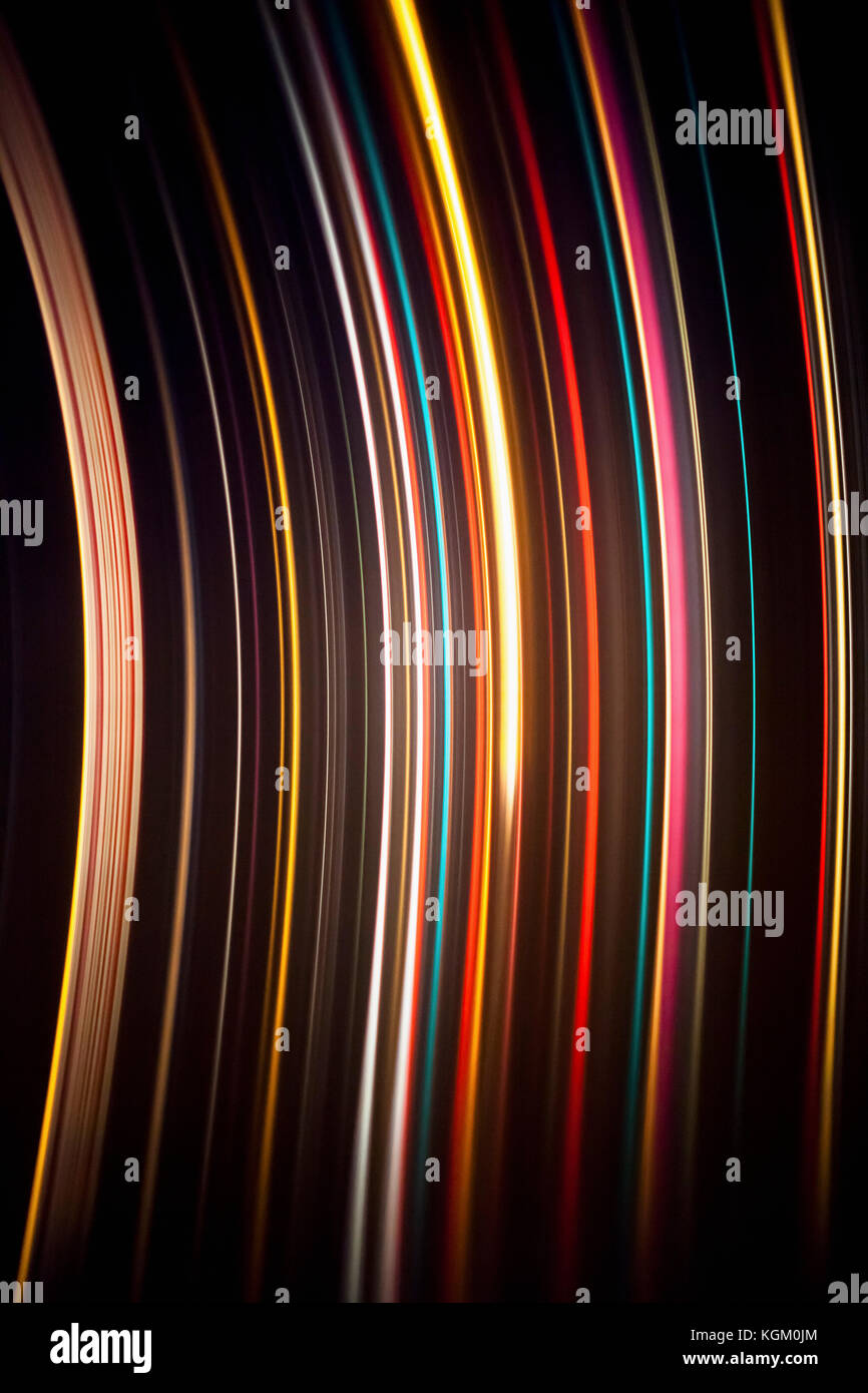 Image abstraite de la lumière colorée sur fond noir des sentiers Banque D'Images