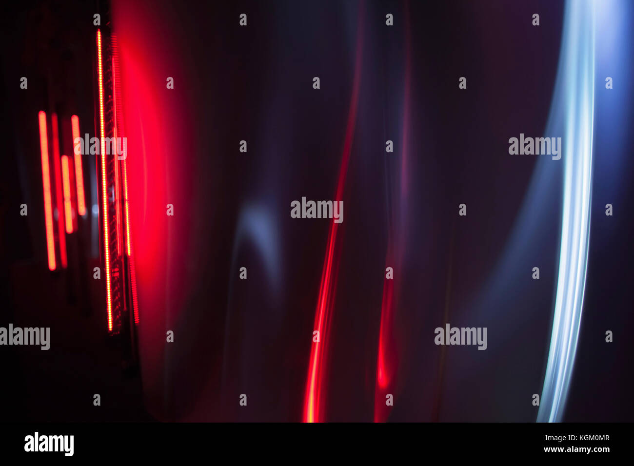Full Frame image abstraite des sentiers de lumière rouge et gris sur fond noir Banque D'Images
