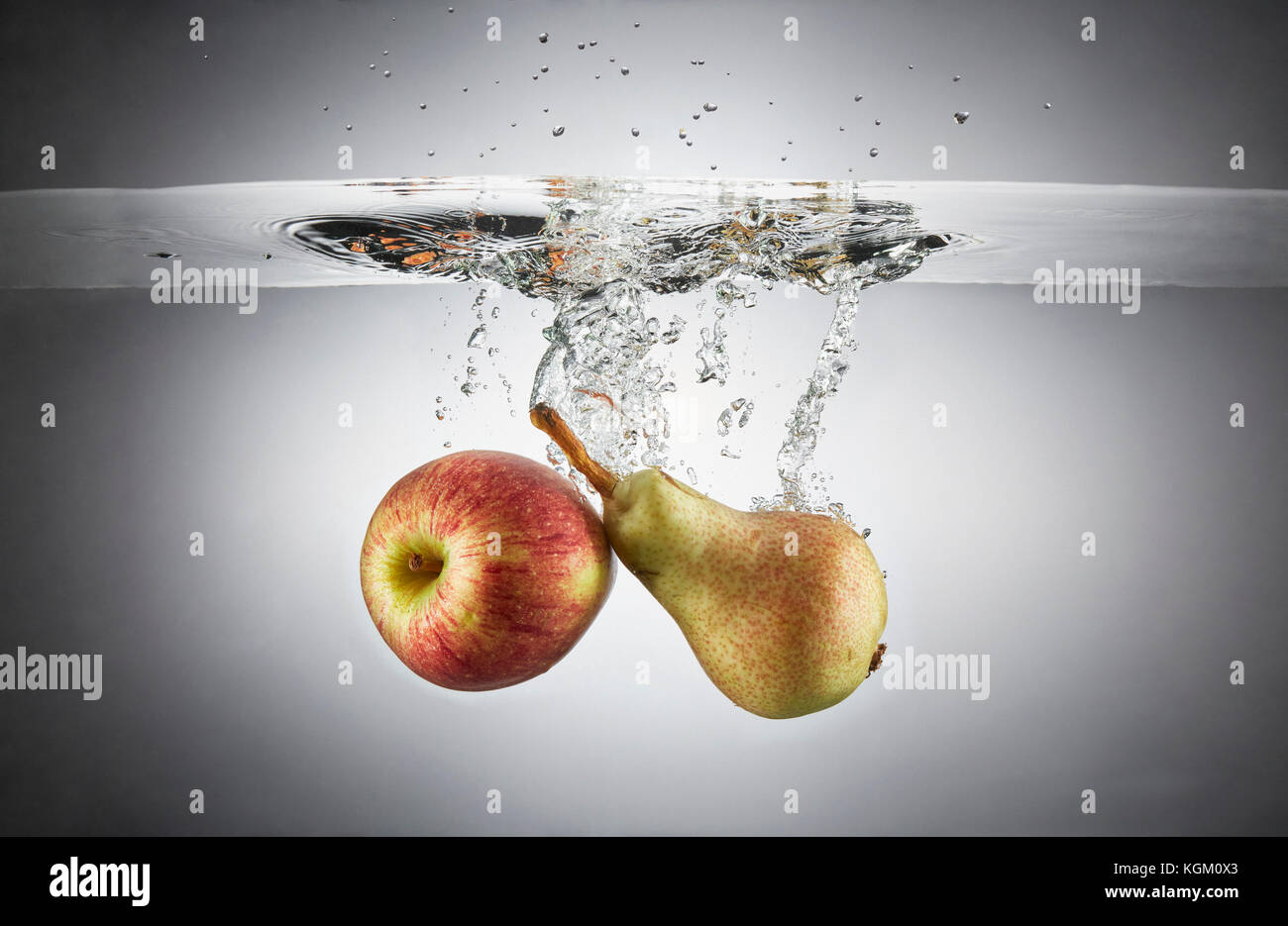 Close-up d'Apple et des fruits dans les projections d'eau. Banque D'Images
