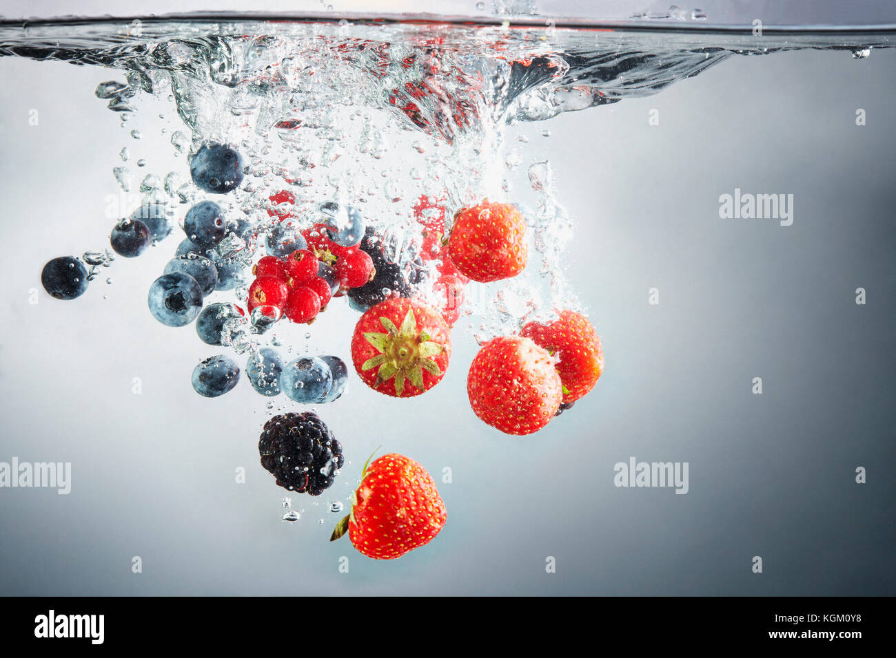 Close-up de diverses baies dans les projections d'eau. Banque D'Images