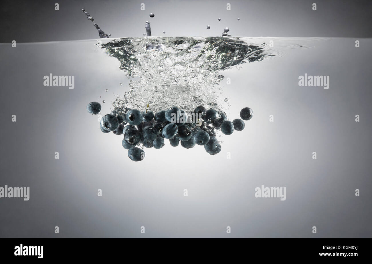 Close-up de bleuets dans les projections d'eau. Banque D'Images