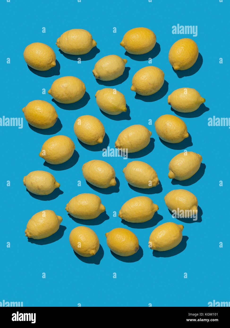 Portrait de citrons frais sur fond bleu Banque D'Images