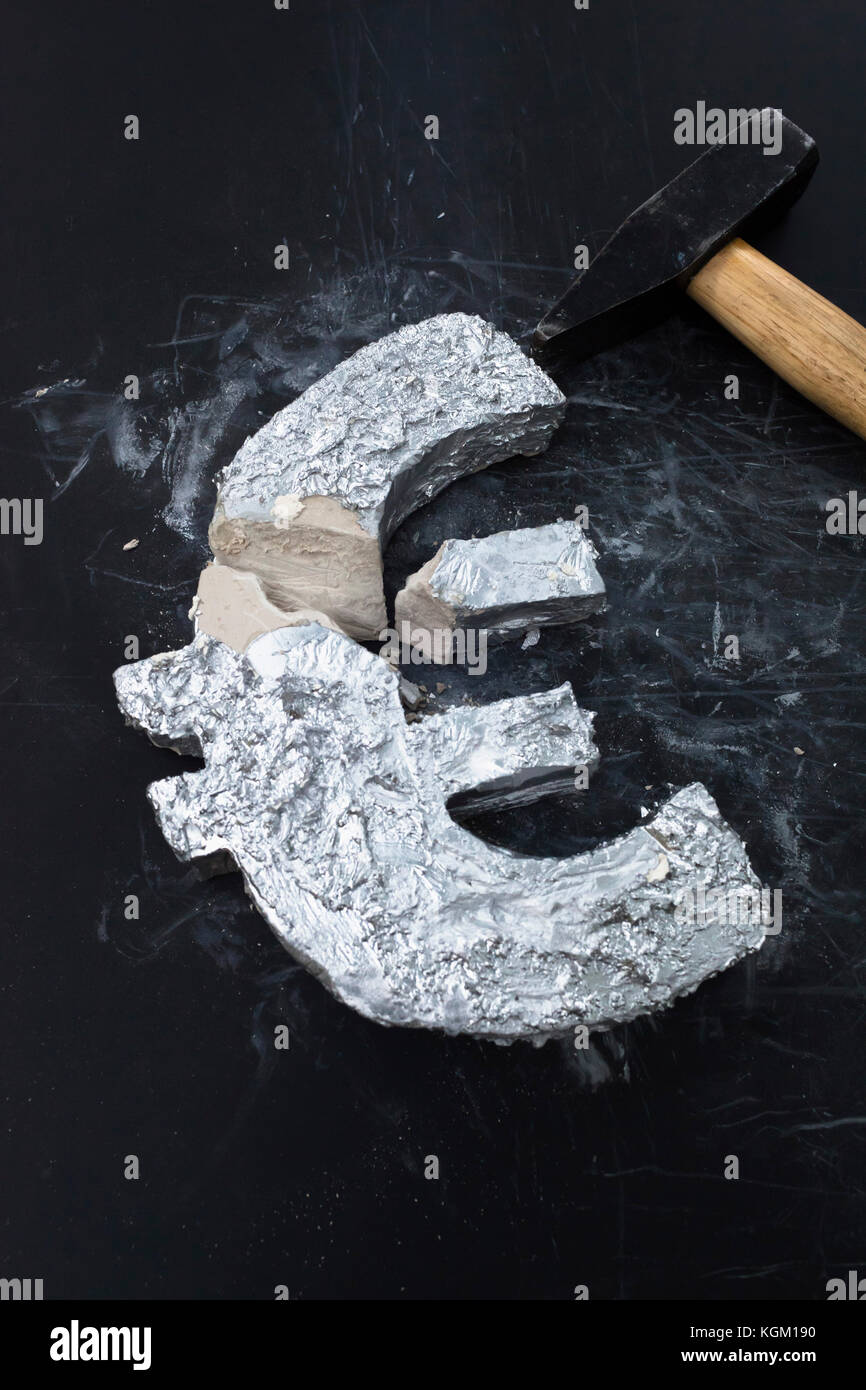 Portrait de symbole de l'Euro avec un marteau sur la table Banque D'Images