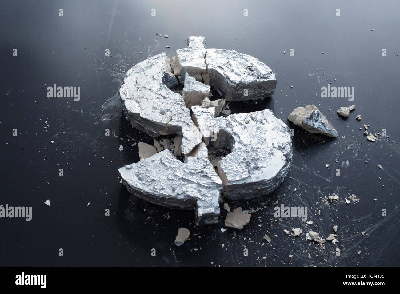 Portrait de béton brisés signe dollar sur la table Banque D'Images