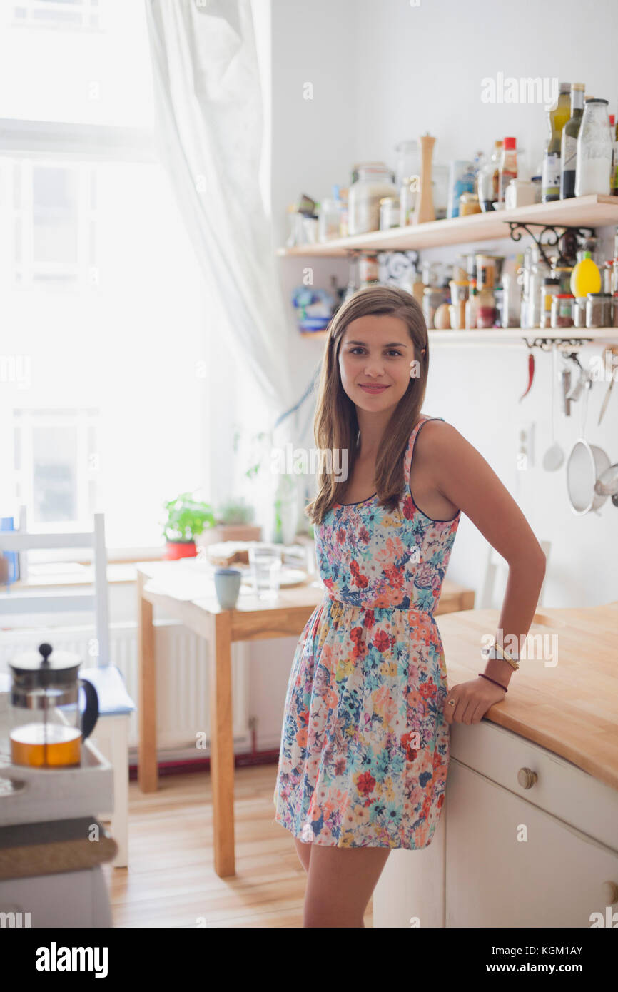 Magnifique Portrait de femme debout par contre dans la cuisine à la maison Banque D'Images