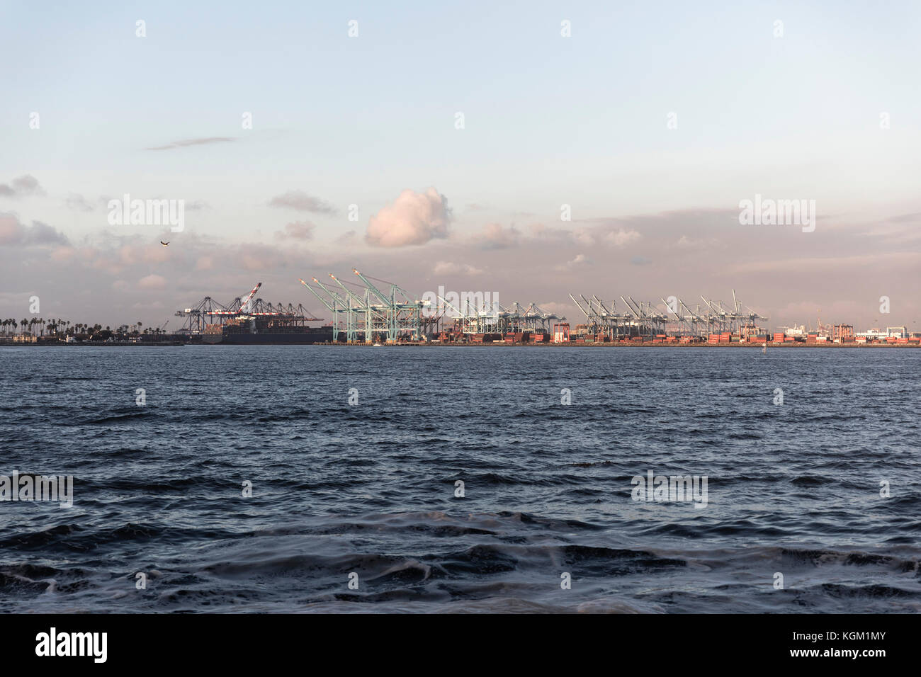 Cranes at commercial dock vu du ciel contre la mer, le Port de Los Angeles, Californie, États-Unis Banque D'Images