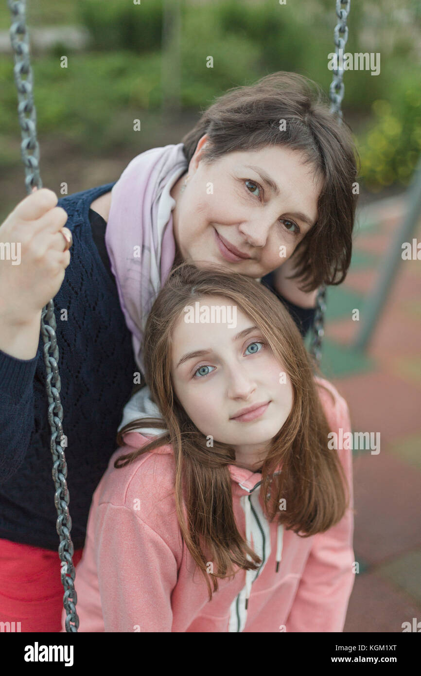 Portrait of senior woman avec sa petite-fille sur balançoire à jeux pour enfants Banque D'Images