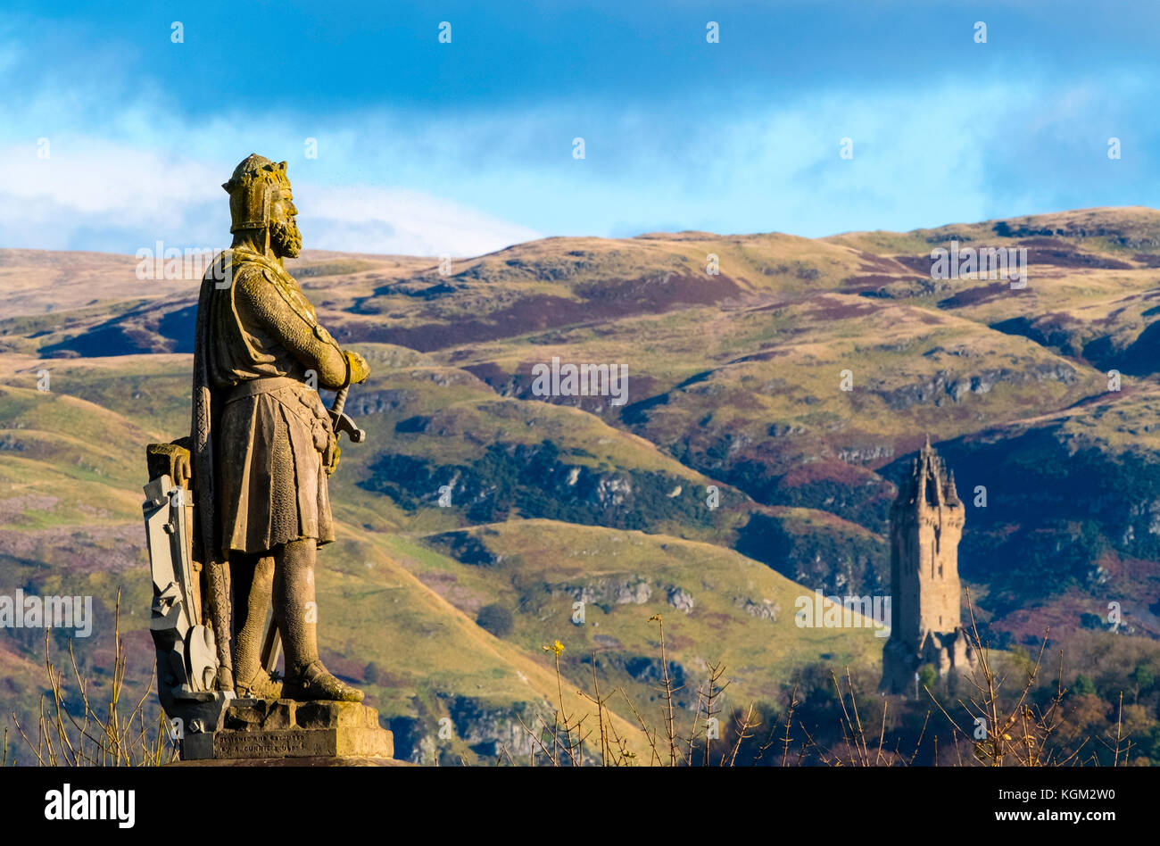 Statue de Robert The Bruce au château de Stirling et Monument Wallace à distance , Stirlingshire, Écosse, Royaume-Uni. Banque D'Images