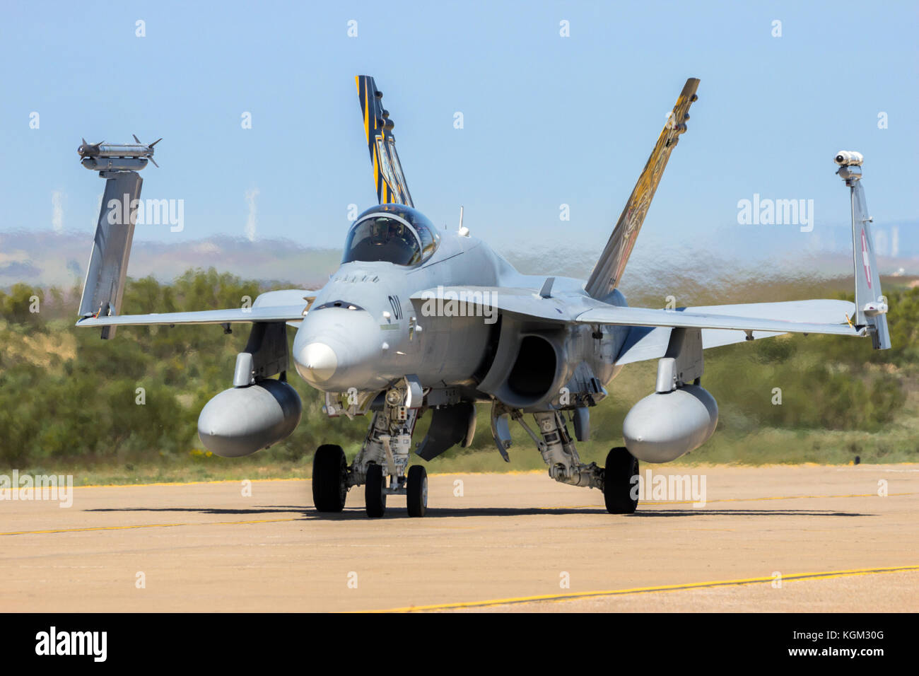 Saragosse, ESPAGNE - 20 MAI 2016: Swiss Air Force McDonnell Douglas F/A-18 Hornet avion de chasse qui roule sur la base aérienne de Saragosse. Banque D'Images