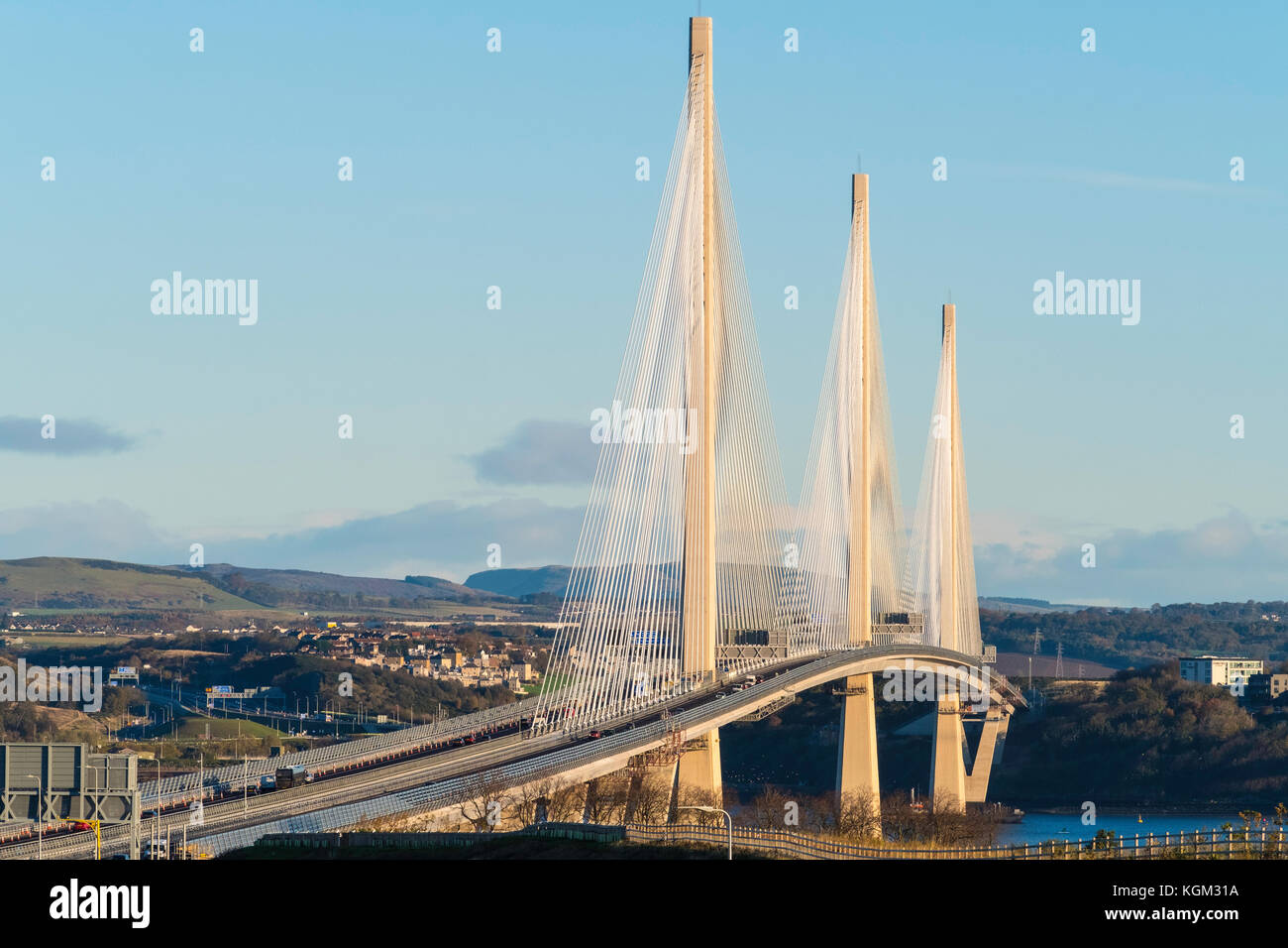 Vue sur le nouveau pont Queensferry Crossing enjambant le Firth of Forth entre West Lothian et Fife en Écosse, au Royaume-Uni. Banque D'Images