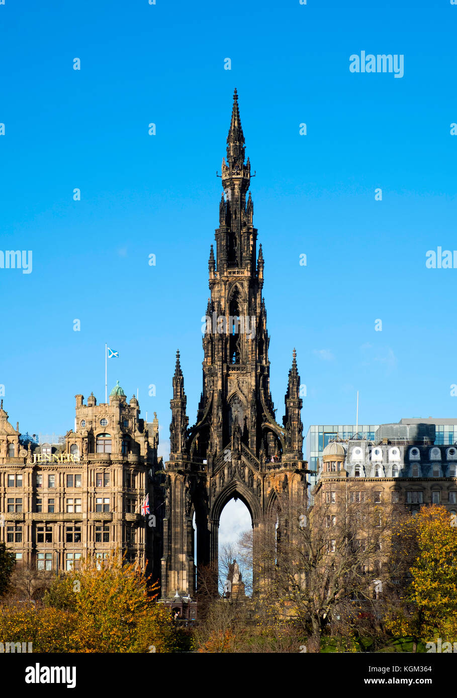 Vue sur le monument Walter Scott sur Princes Street à Édimbourg, en Écosse, au Royaume-Uni. Banque D'Images