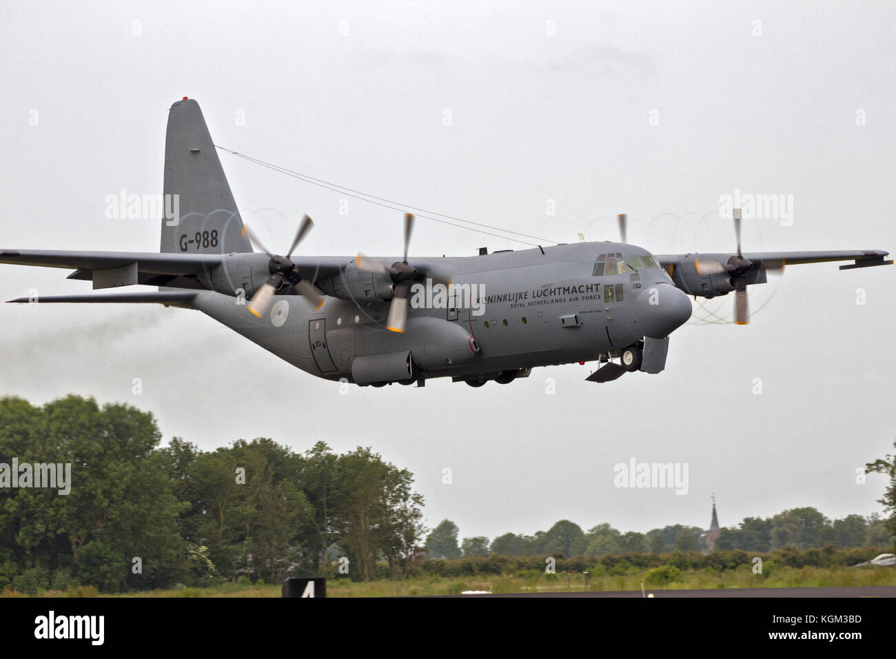 LEEUWARDEN, PAYS-BAS - 10 juin 2016 : décollage de l'avion de transport Lockheed C-130H Hercules de la Royal Netherlands Air Force. Banque D'Images