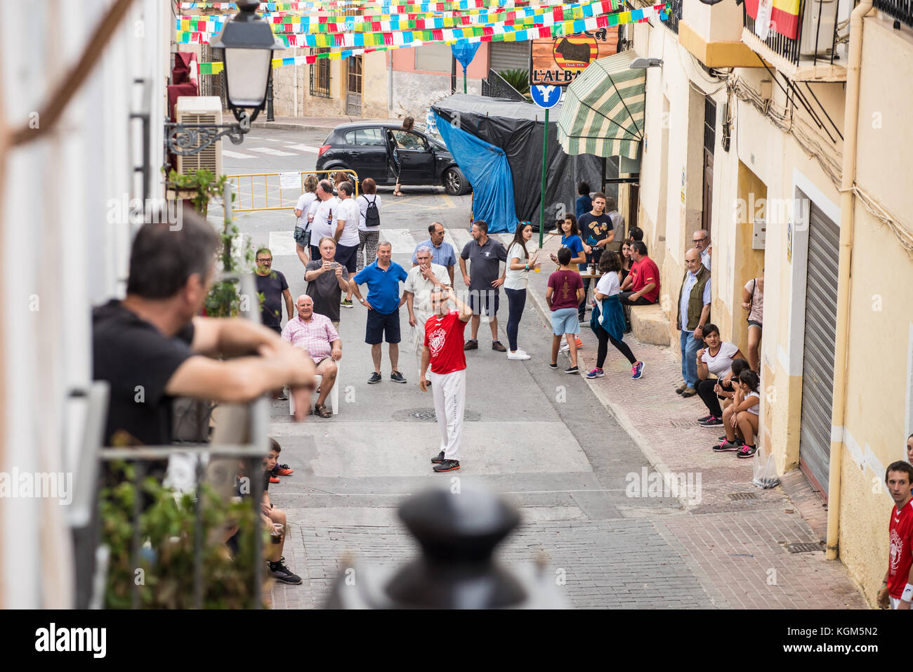 Alicante, Espagne-octobre 6, 2017 : la pelote valencienne traditionnelle match joué sur une rue de la vieille ville avec beaucoup d'attention de fans Banque D'Images