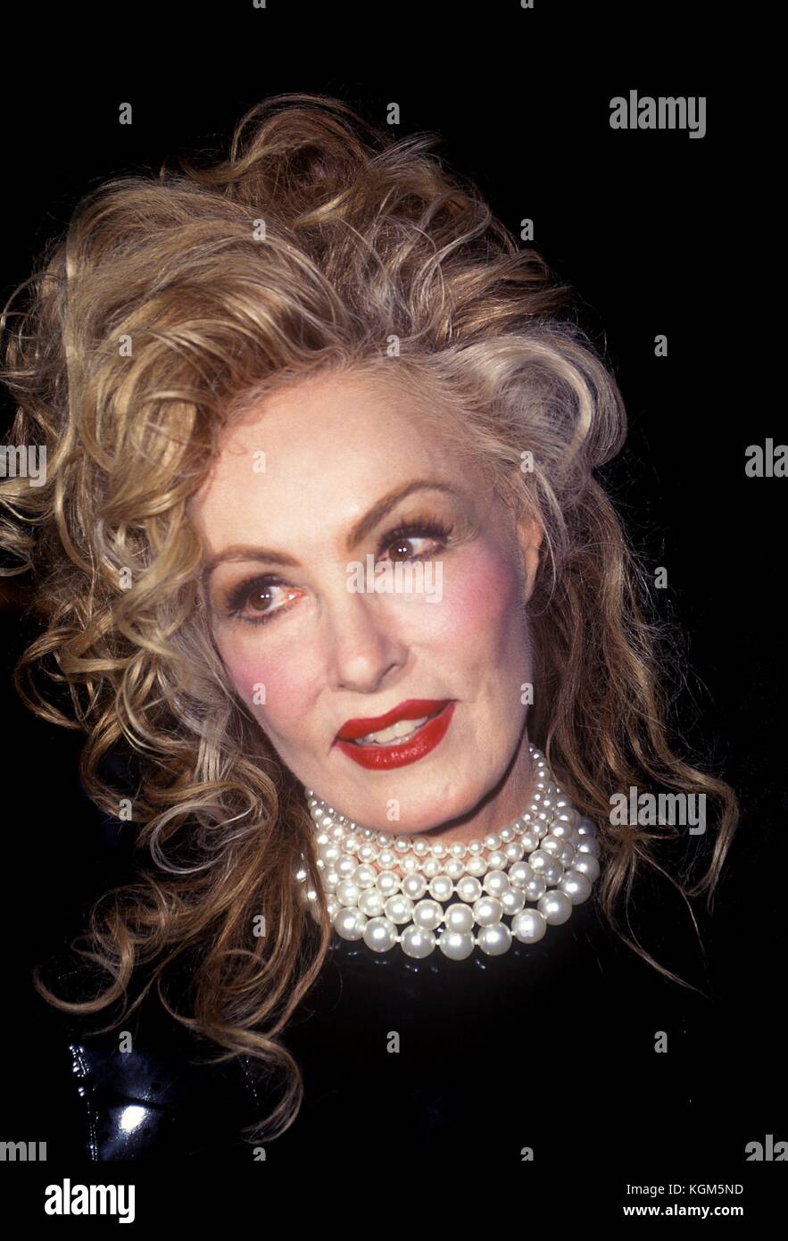 L'actrice Julie Newmar au Ziegfield Theatre pour la première de 'To Wong Foo...' New York City. 7 Septembre 1995. Crédit: RTSpellman / MediaPunch Banque D'Images