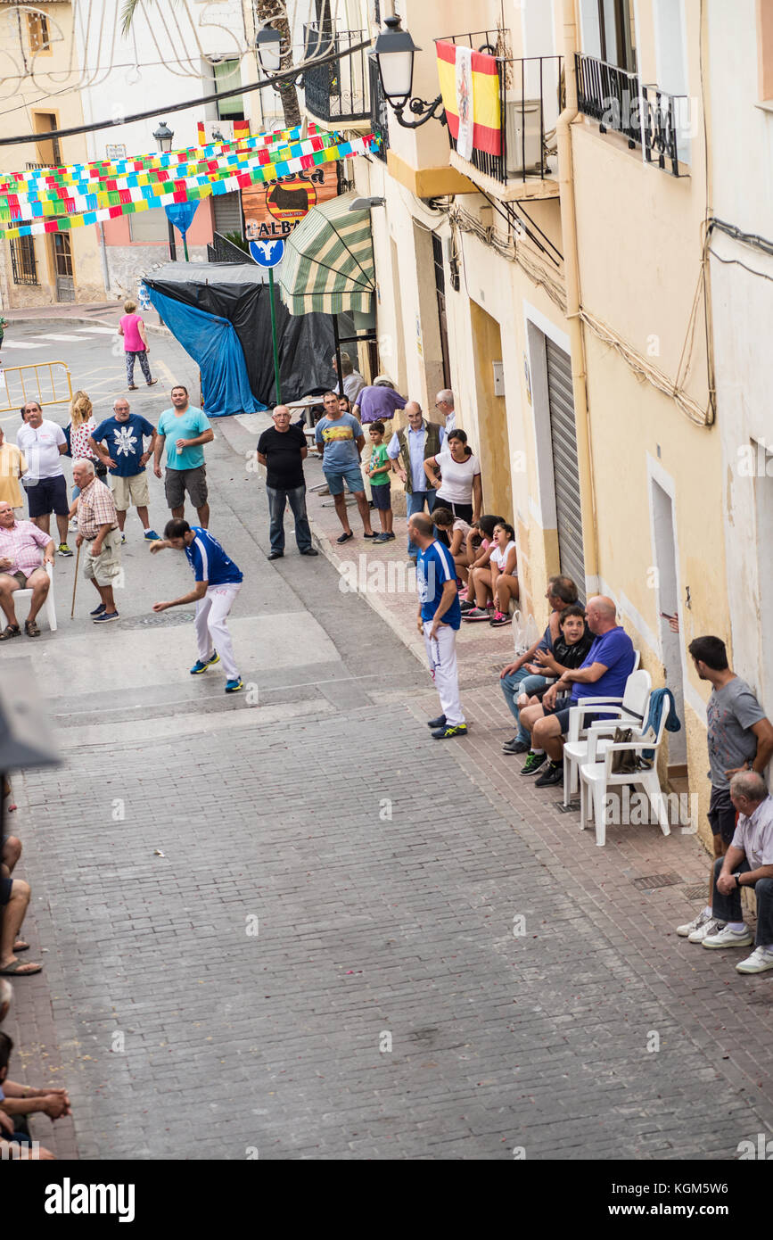 Alicante, Espagne-octobre 6, 2017 : la pelote valencienne traditionnelle match joué sur une rue de la vieille ville avec beaucoup d'attention de fans Banque D'Images