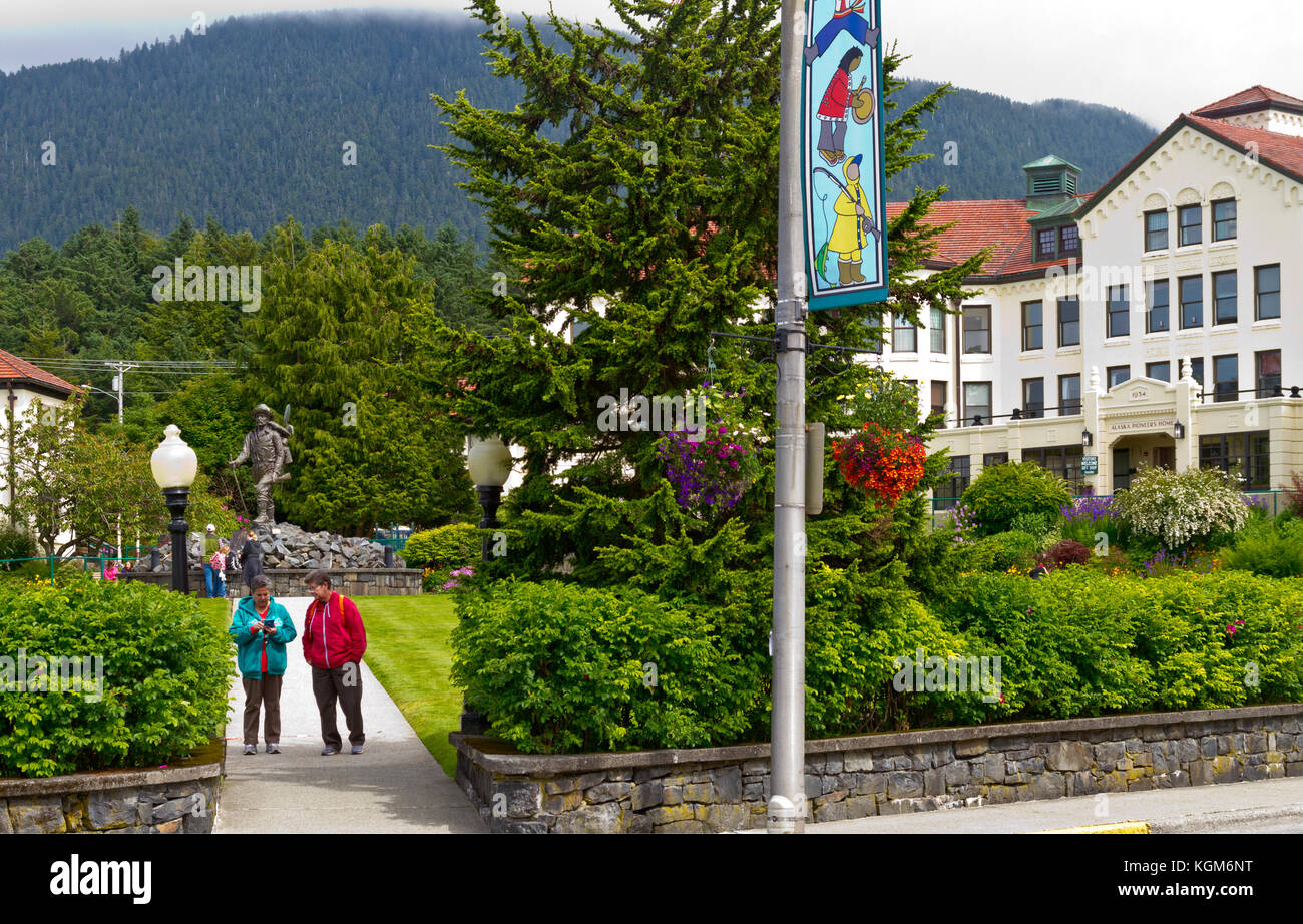 Park à Sitka, en Alaska, avec l'Alaska Accueil pionniers et une statue d'un prospecteur. Banque D'Images
